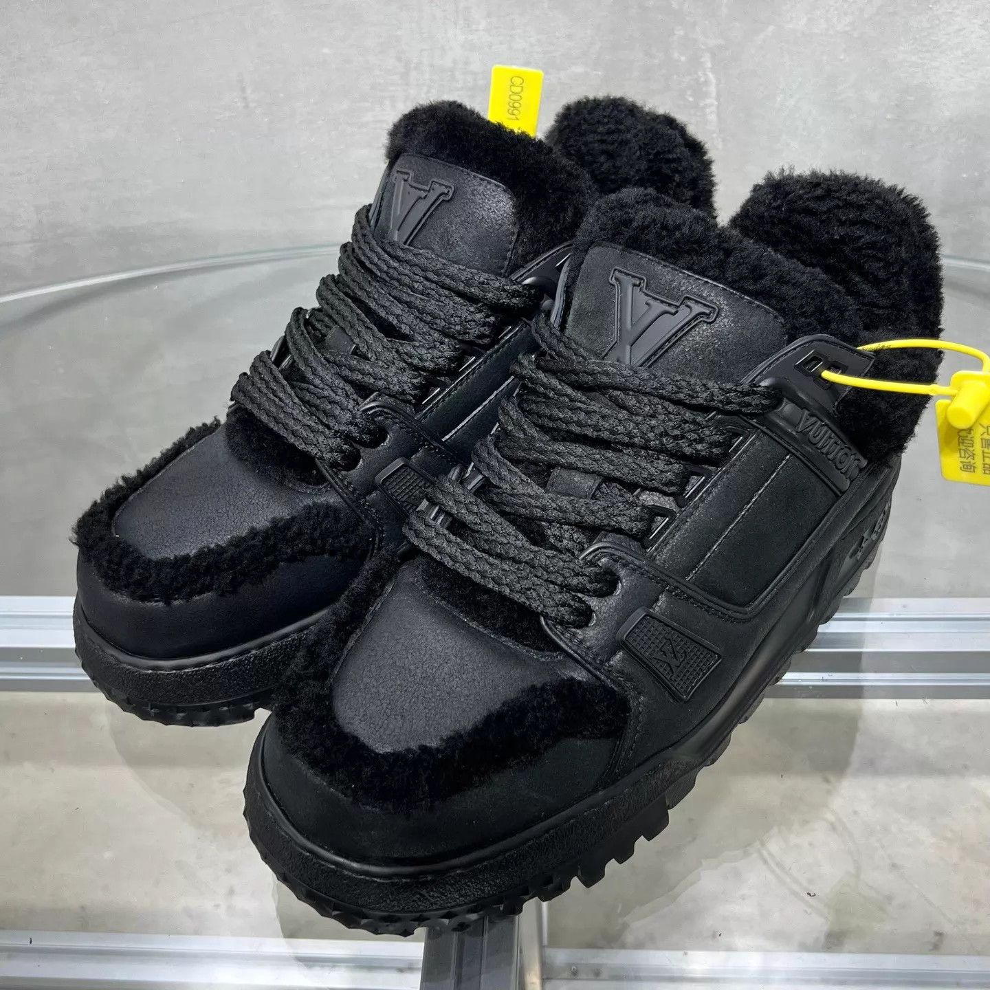 Louis Vuitton Louis Vuitton LV Trainer Maxi Black UK7.5 (41.5) Size US 8.5 / EU 41-42 - 2 Thumbnail