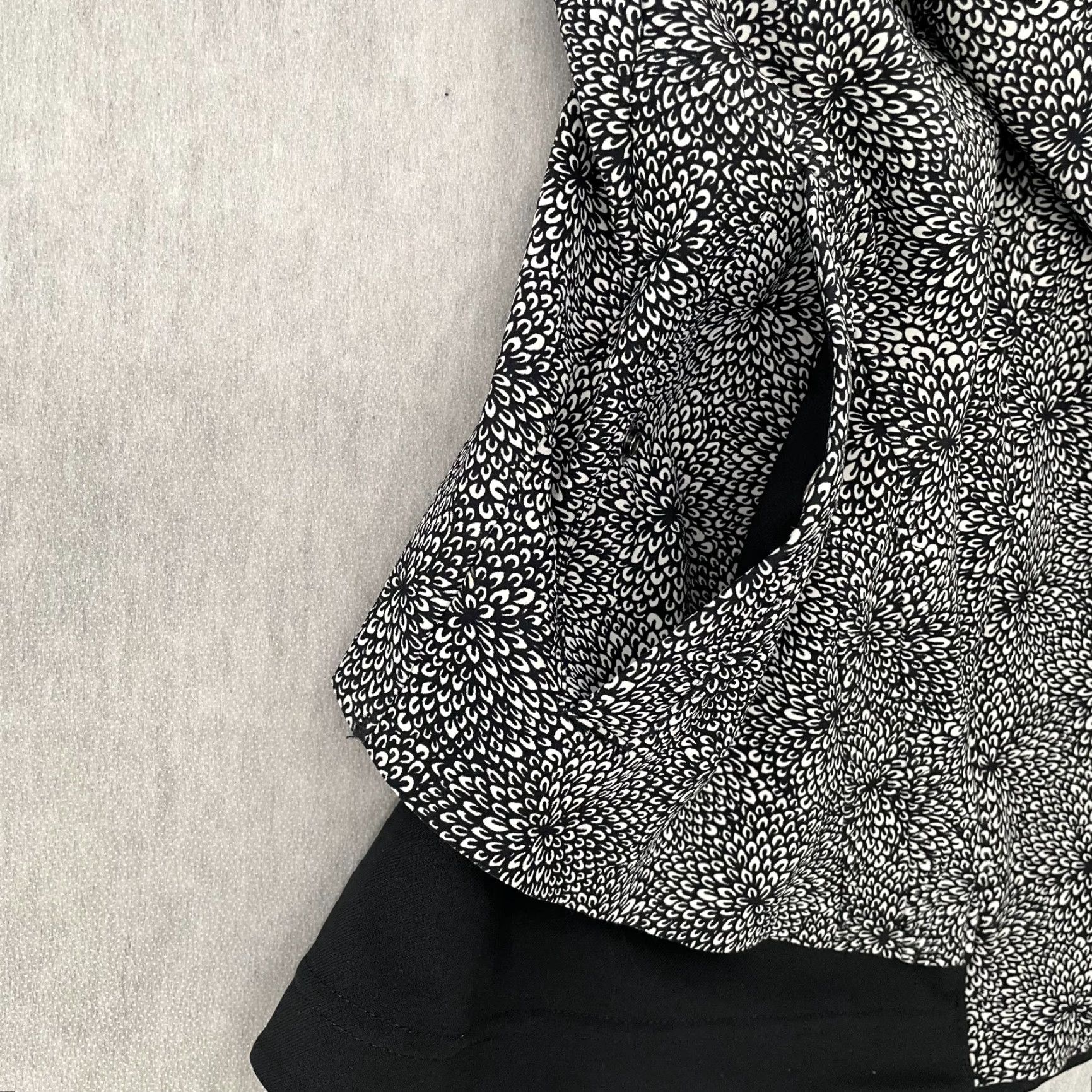 Lululemon VINTAGE Lululemon Jacket Womens Size 6 Black Floral Athleisure Full Zip Casual Ladies Size M / US 6-8 / IT 42-44 - 7 Thumbnail