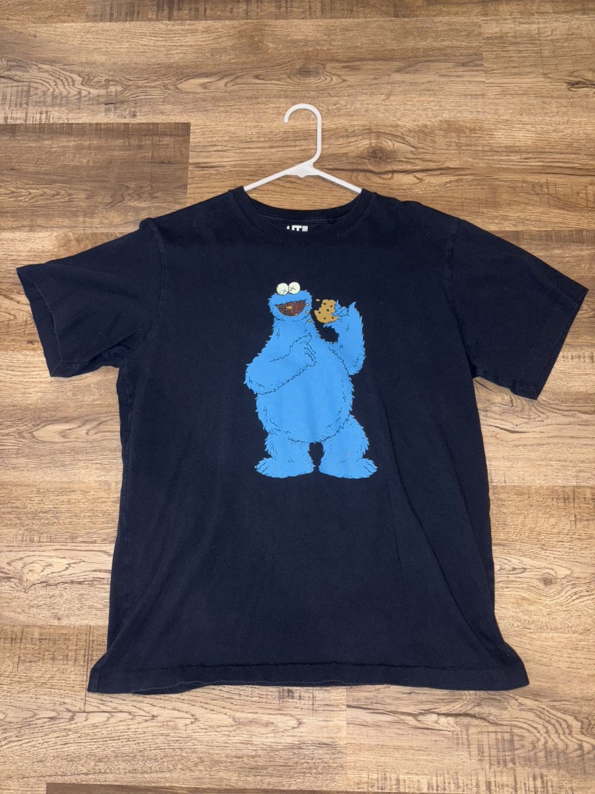 Kaws × Uniqlo Kaws x Sesame Street Size US M / EU 48-50 / 2 - 1 Thumbnail