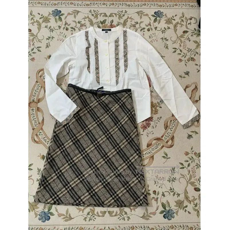 Burberry Burberry Gray Wool-Blend Plaid Midi Skirt. Size 23" - 1 Thumbnail