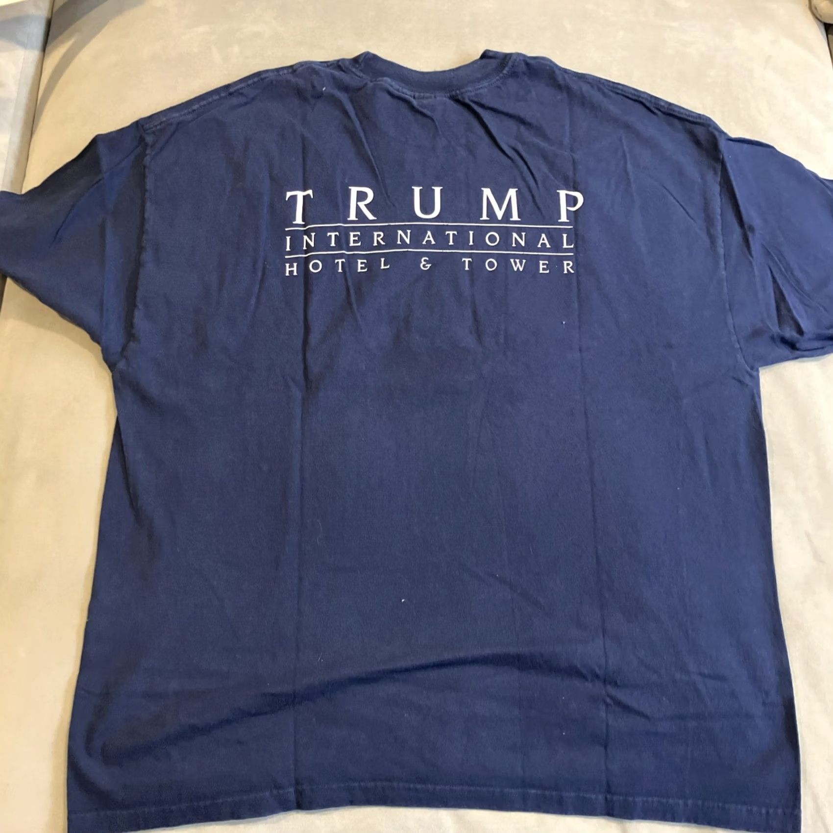 Hanes VINTAGE Hanes T-Shirt Trump International Hotel & Tower Men 2XL Blue Graphic Print Shirt Mens XXL Size US XXL / EU 58 / 5 - 4 Thumbnail