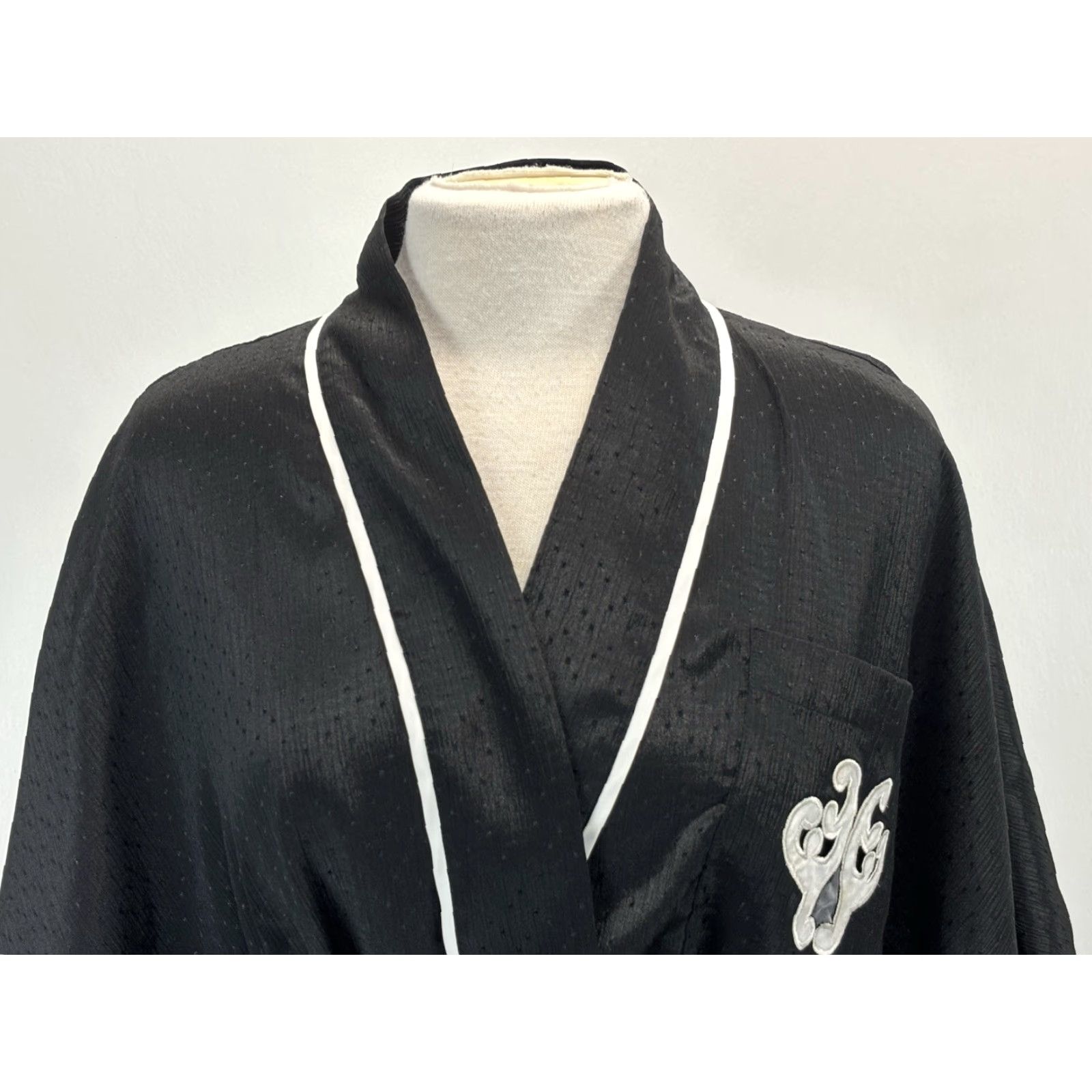 Victoria's Secret VINTAGE Victoria's Secret Kimono Robe Women Small Black Belted 90s Solid Tie Short Gold Label Size 28" / US 6 / IT 42 - 5 Thumbnail