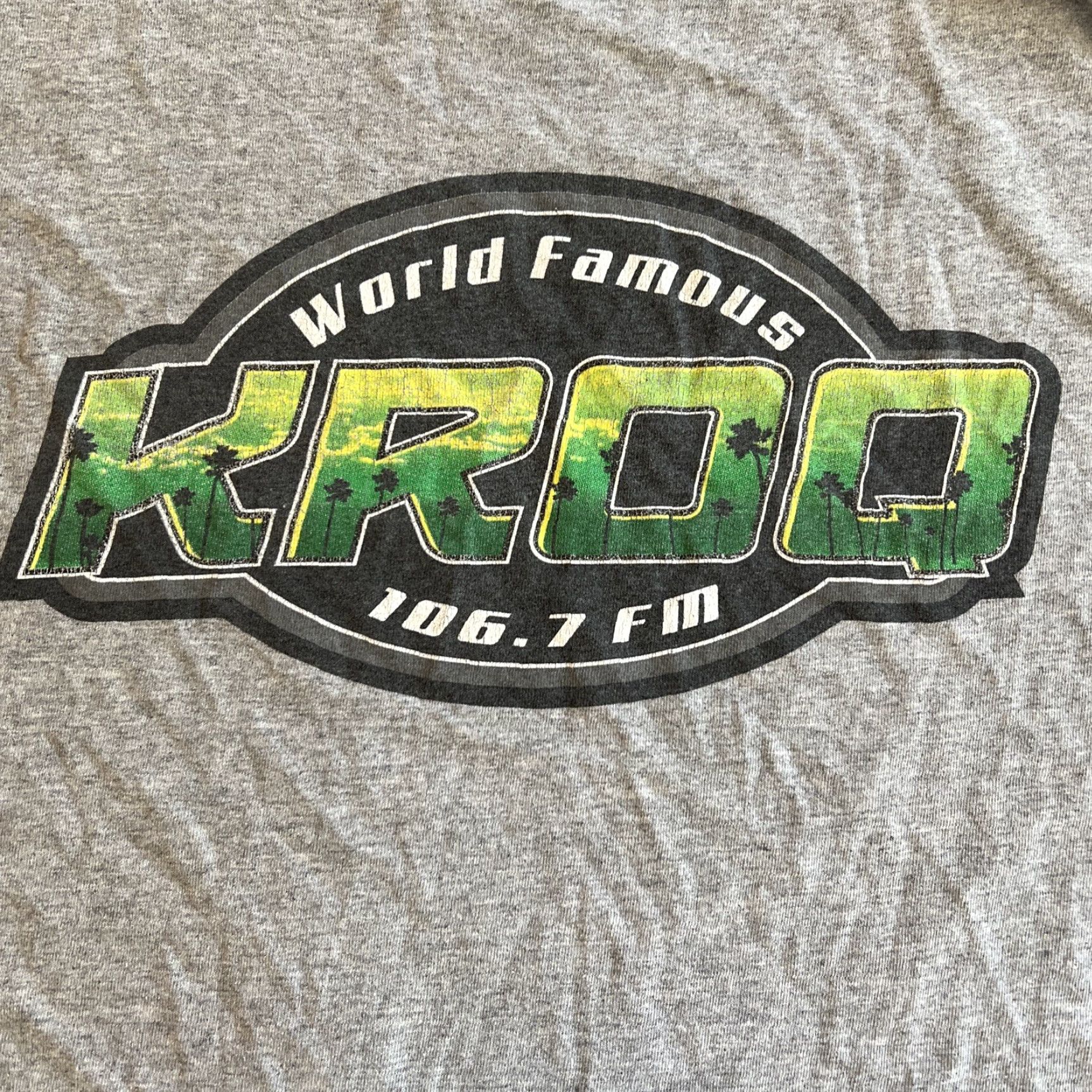 Gildan VINTAGE Gildan Shirt Logo T-Shirt 90s KROQ 106.7 Palm Trees LA Gray Medium Men Modern Fan Isles Boys Girls Mens Womens Size US M / EU 48-50 / 2 - 2 Thumbnail
