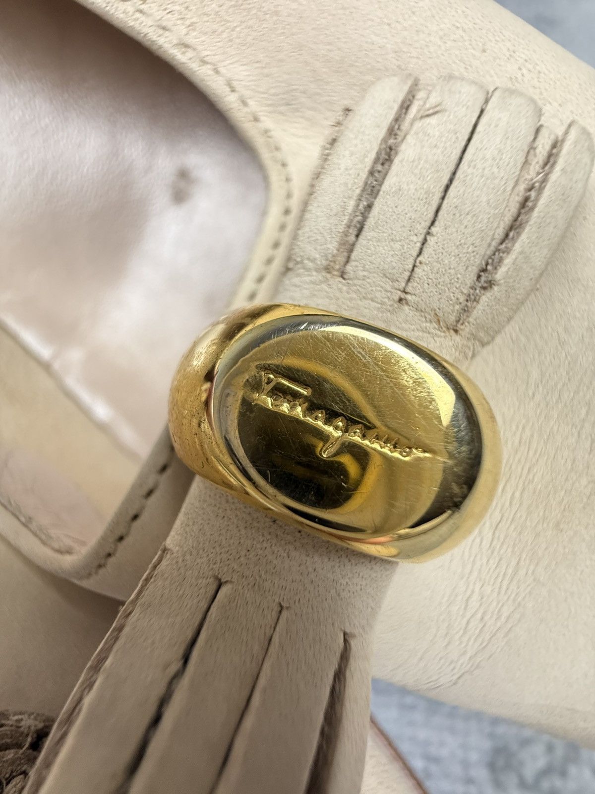 Salvatore Ferragamo Salvatore Ferragamo Vintag Cream Leather Pumps Gold Hardware Size US 8.5 / IT 38.5 - 11 Thumbnail