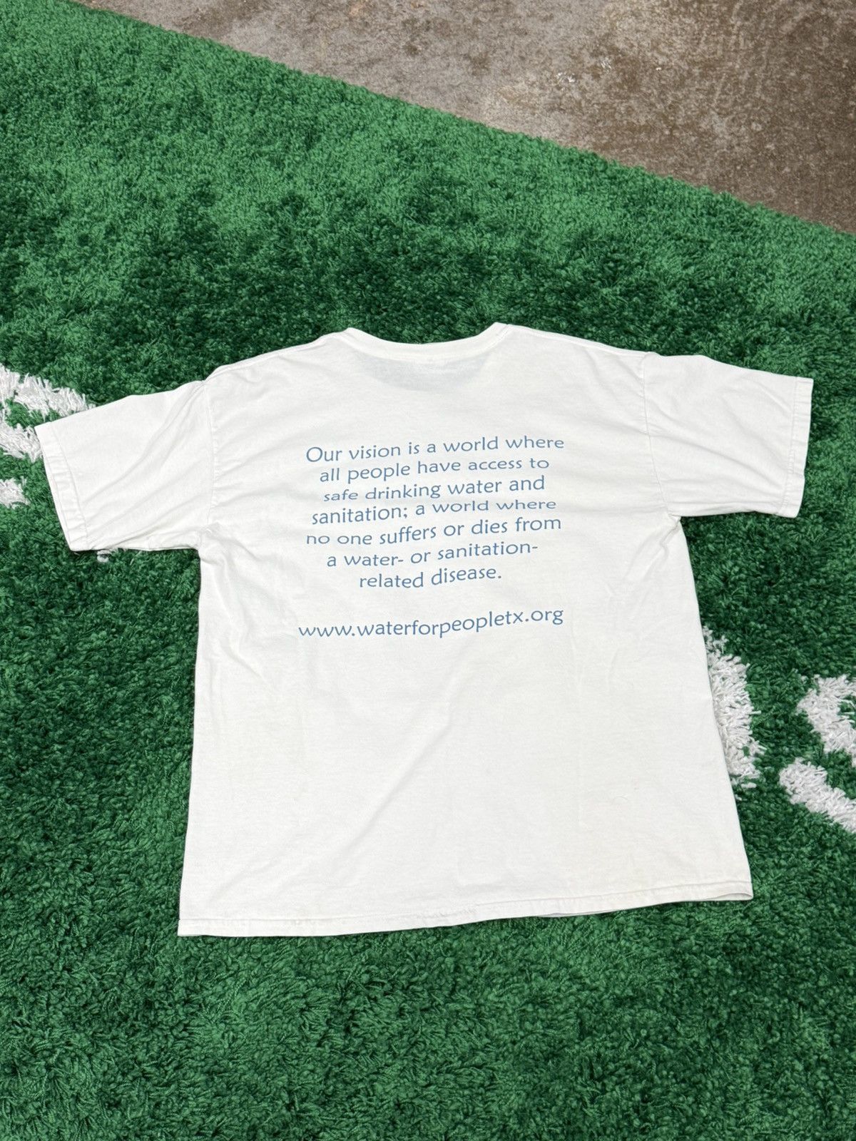 Vintage Vintage Water for The People Hands Gildan Tee Large Design Size US L / EU 52-54 / 3 - 5 Thumbnail