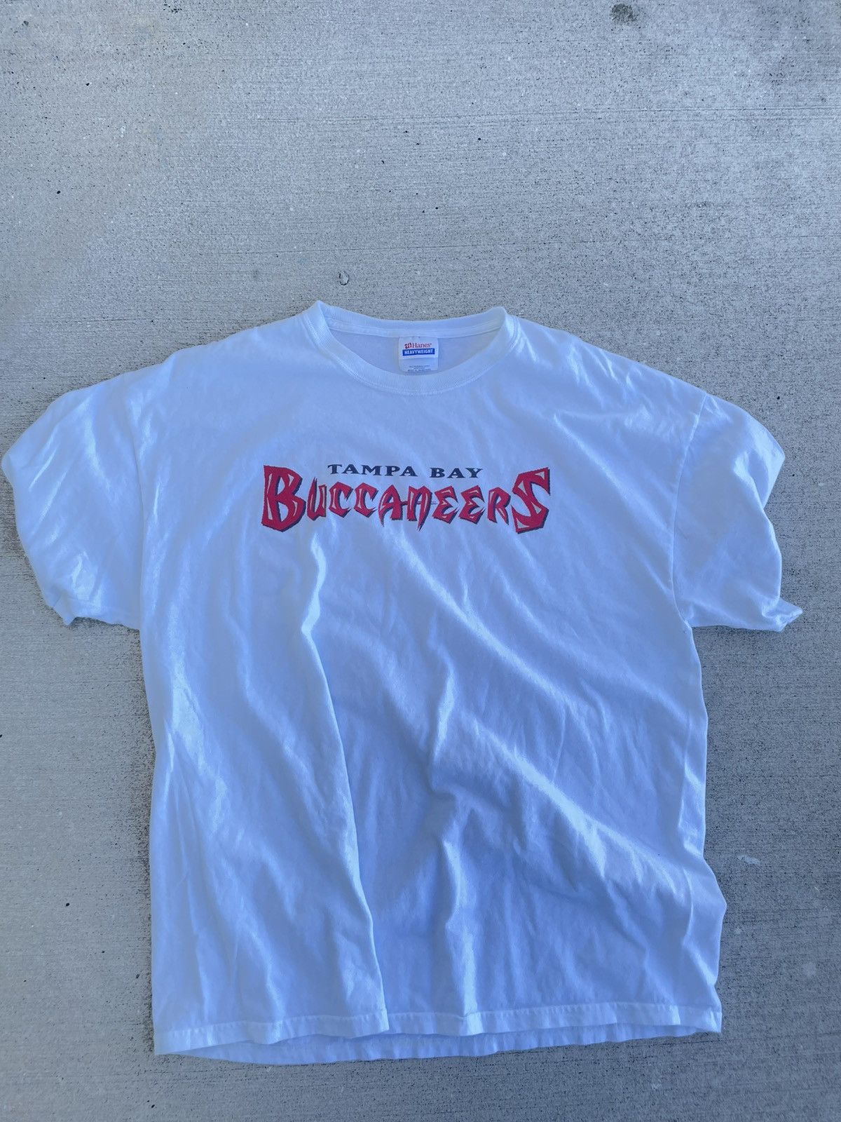 Hanes × Vintage Vintage Tampa Bay Buccaneers Hanes Heavyweight T-Shirt Size US XL / EU 56 / 4 - 1 Thumbnail