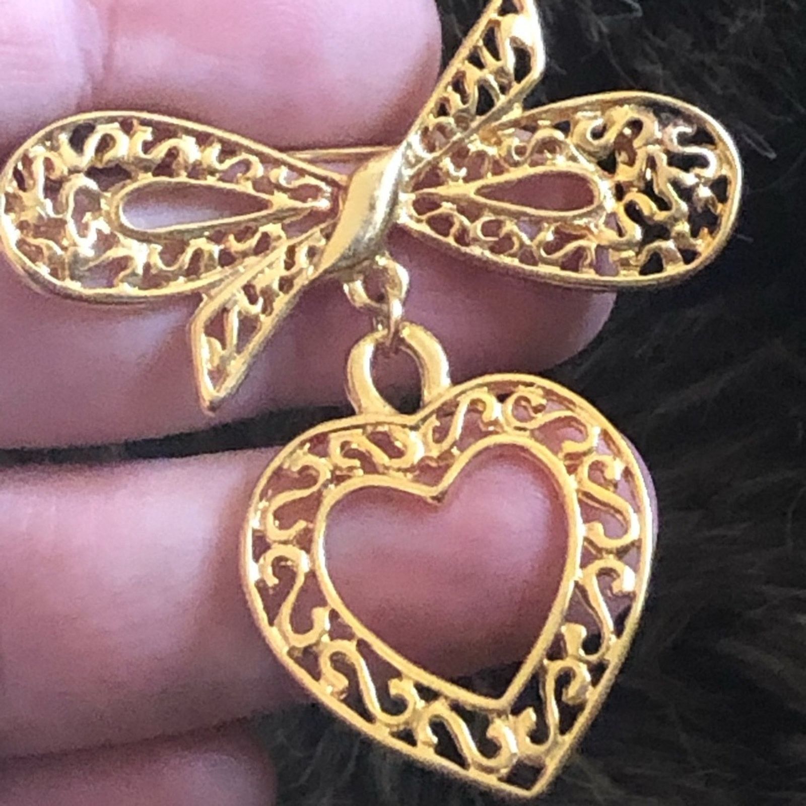 Vintage Vintage gold filigree bow with dangle heart brooch Size ONE SIZE - 3 Thumbnail