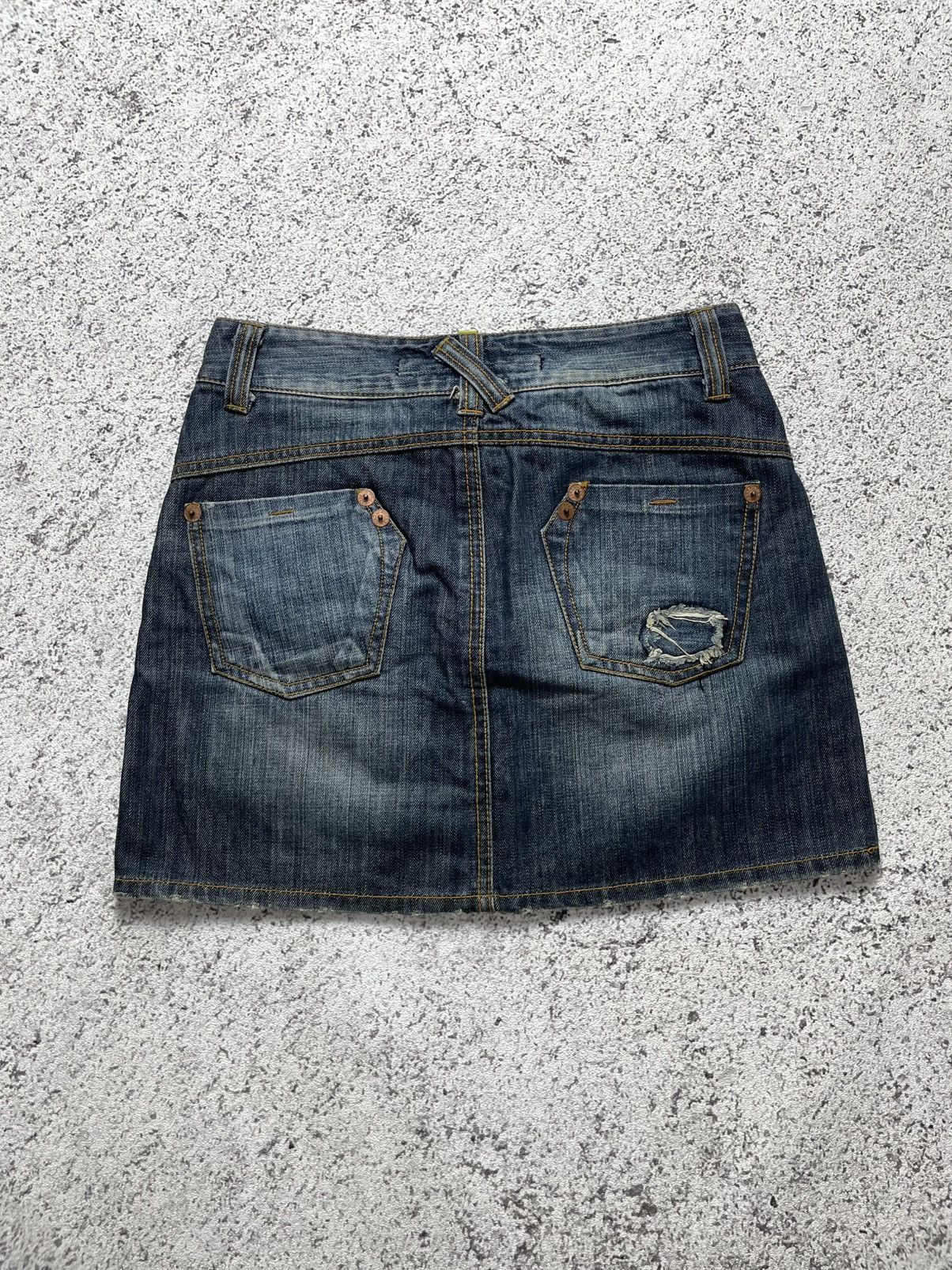 If Six Was Nine 2000s Dumi - Faded Indigo Washed Denim Mini Skirt Gothic Size 28" / US 6 / IT 42 - 2 Thumbnail