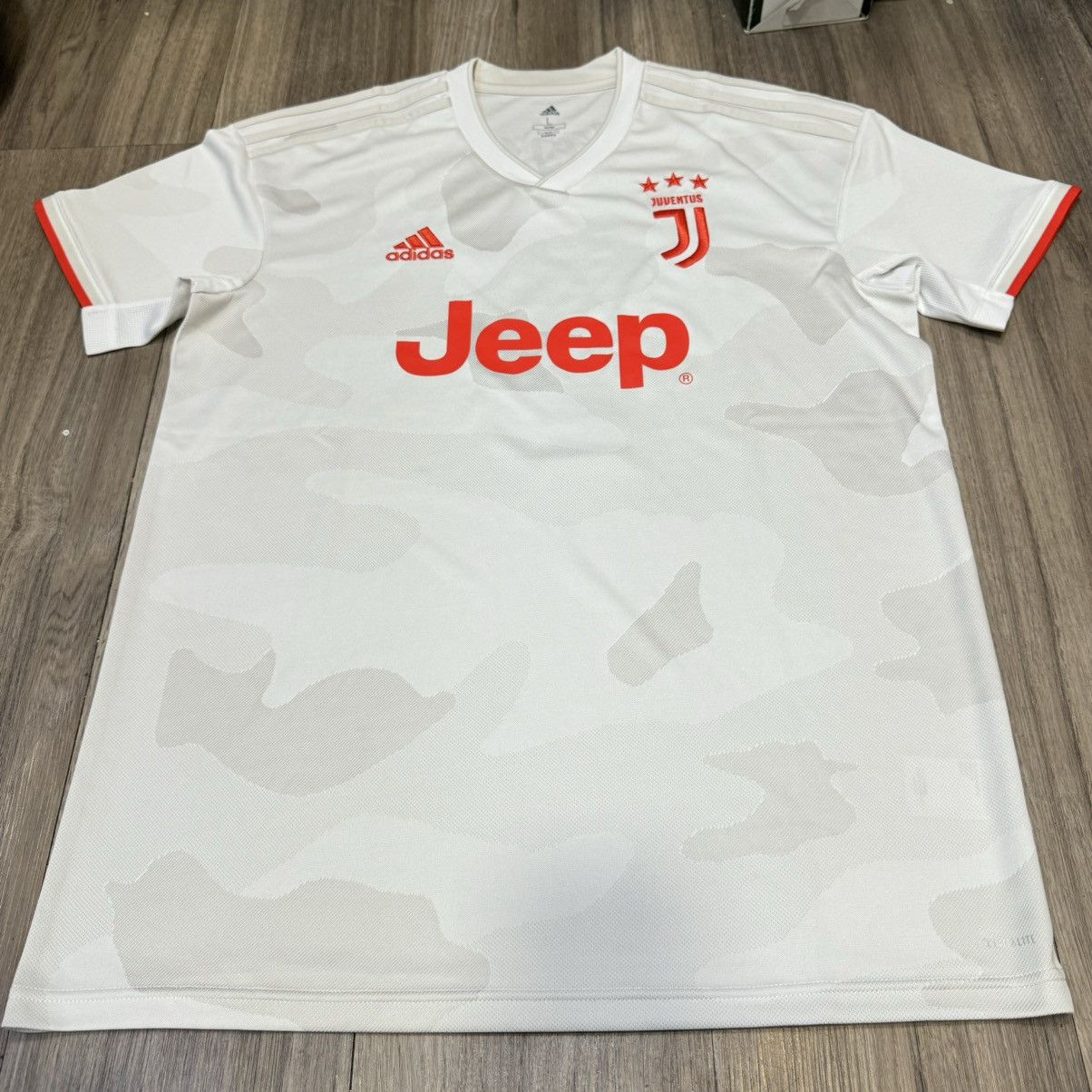 Other Juventus 19/20 away shirt #7 Ronaldo (special nameset) Size US L / EU 52-54 / 3 - 1 Thumbnail