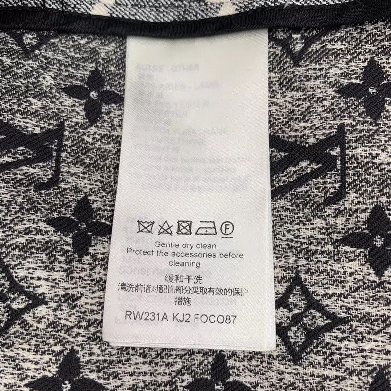 Louis Vuitton Louis Vuitton 23 black logo full print cotton lapel long s Size XS / US 0-2 / IT 36-38 - 7 Thumbnail