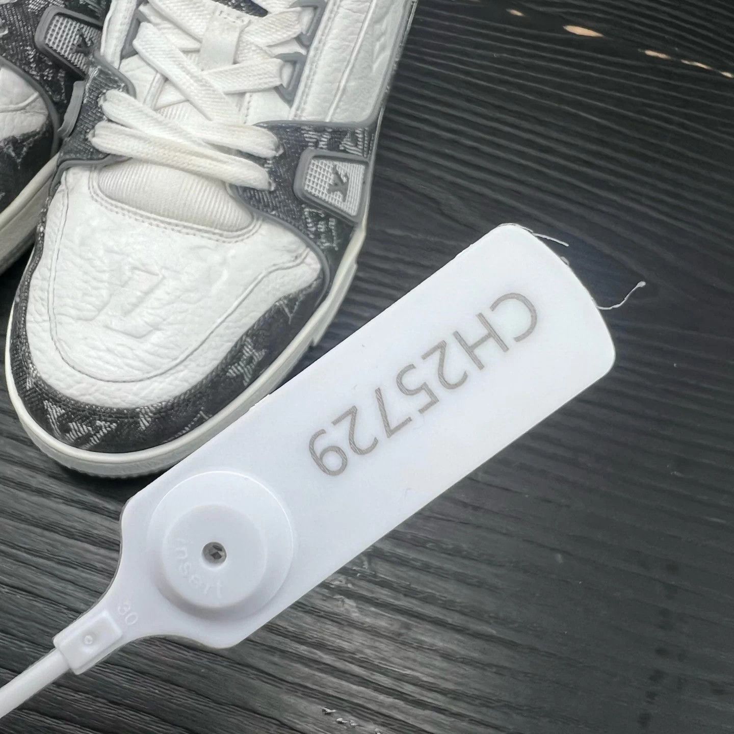 Louis Vuitton LV Trainer White and Gray 7/41 Size US 8 / EU 41 - 9 Thumbnail