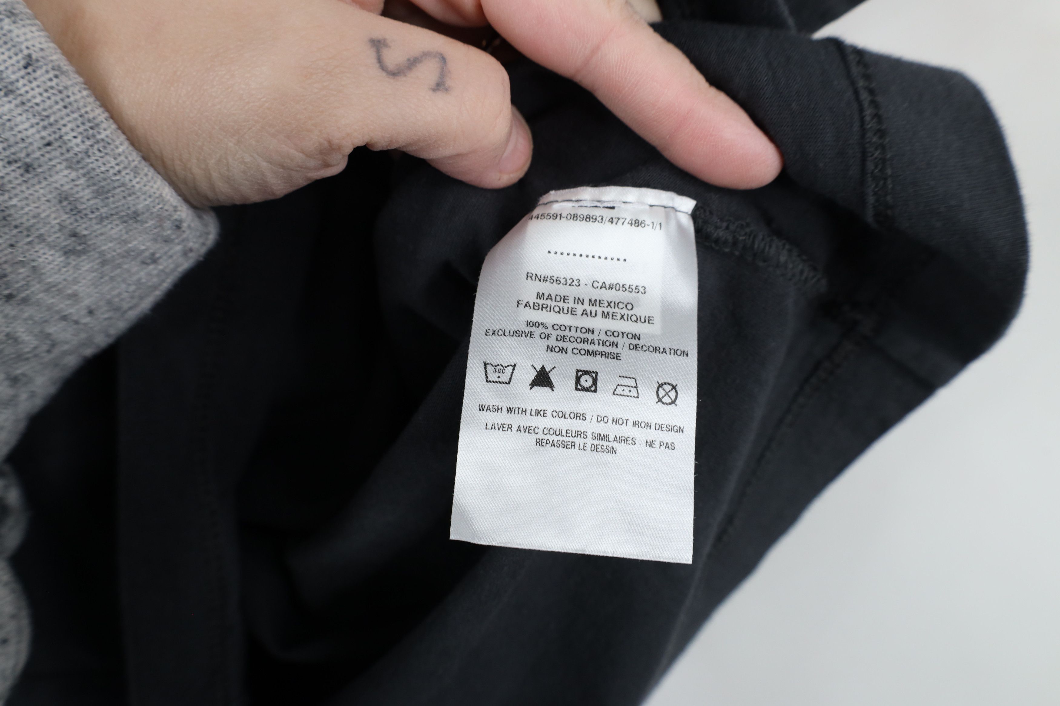 Nike × Vintage Nike Faded Swoosh Happy Holidays Christmas T-Shirt Gray Size US M / EU 48-50 / 2 - 9 Thumbnail
