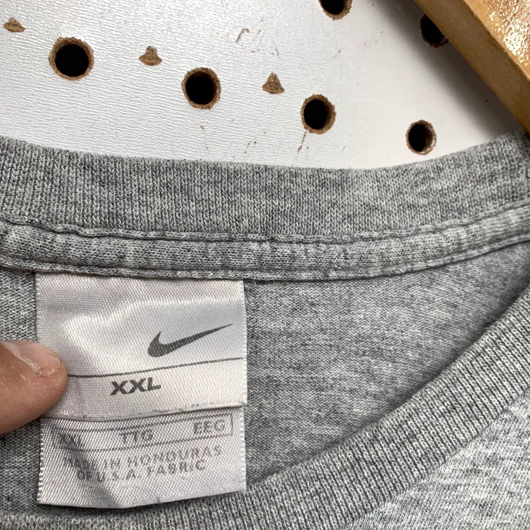 Nike VINTAGE Nike T Shirt Mens 2XL Gray Center Swoosh Long Sleeve Distressed Size US XXL / EU 58 / 5 - 3 Thumbnail