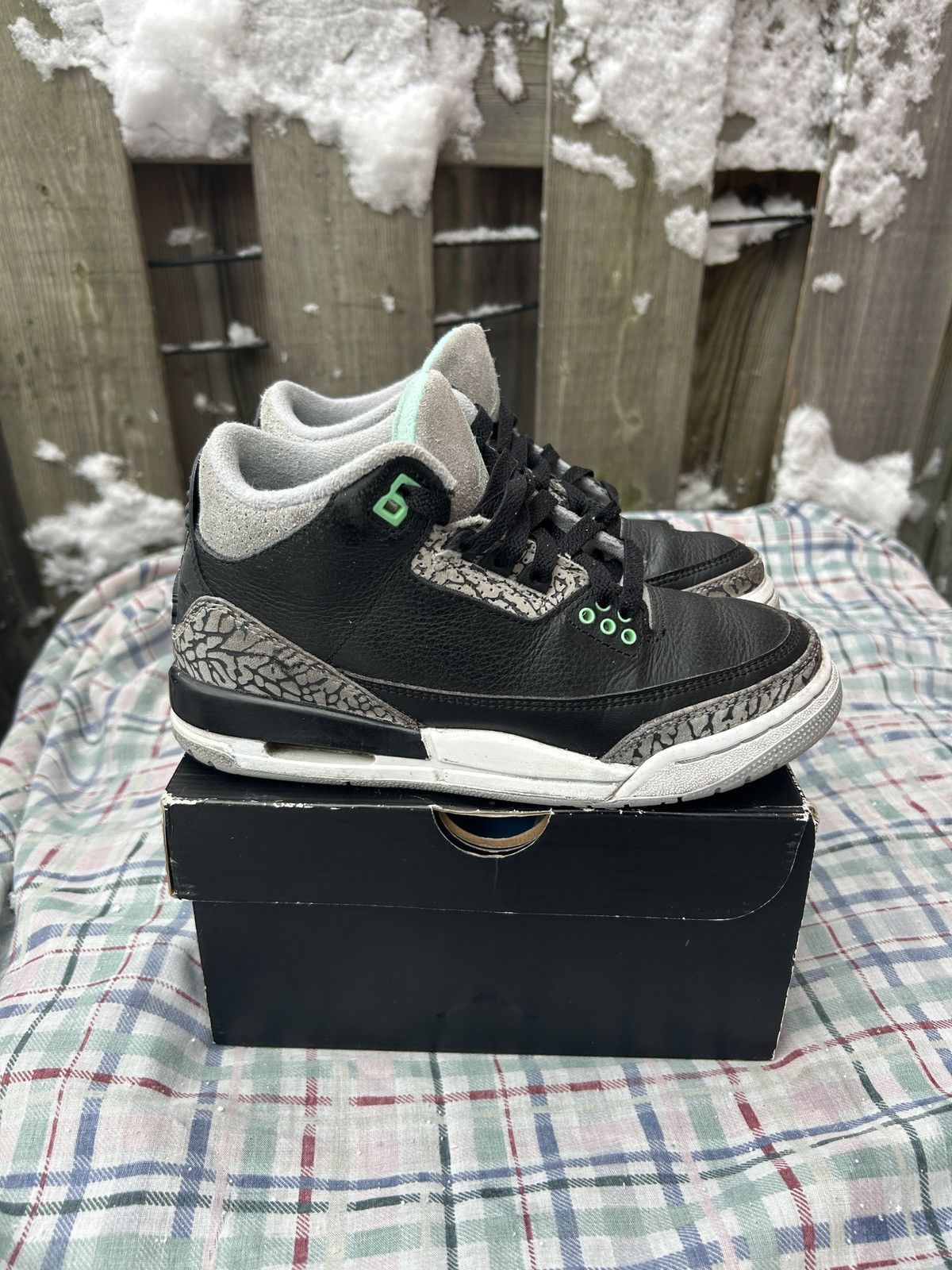 Jordan Brand Jordan 3 GS Cement Grey / Green Glow Size US 4.5 / IT 34.5 - 1 Thumbnail