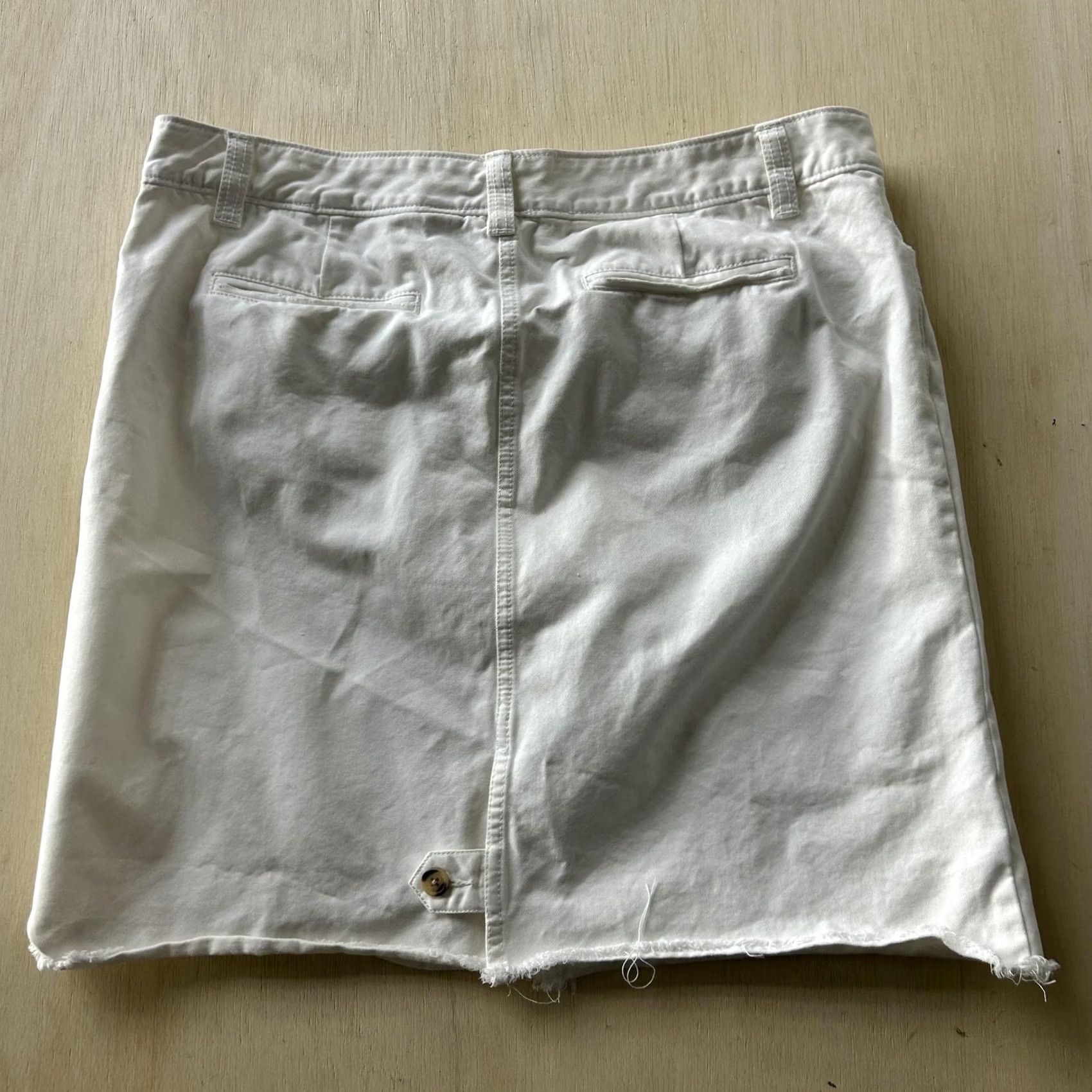 Old Navy Old Navy Skirt Womens 12 White Denim Short Low Waist Pockets Raw Hem Casual Y2K Size 34" / US 12 / IT 48 - 3 Thumbnail