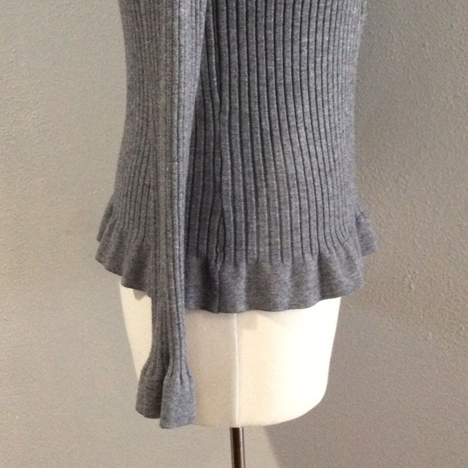 Other Lulus Gray V-Neck Rib Knit L/S 3 Button Bodycon Top Size M Size M / US 6-8 / IT 42-44 - 6 Thumbnail