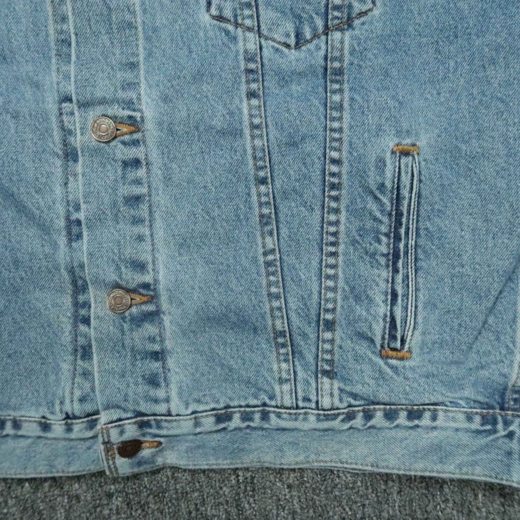 Levi's VINTAGE Levi's Jacket Mens Large Blue Denim Trucker Button Light Wash USA 90s Size US L / EU 52-54 / 3 - 4 Thumbnail