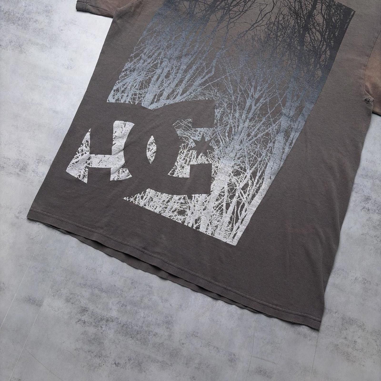 Other Y2K Grey DC Shoes Grunge Distressed Gothic Skater T-Shirt Size US L / EU 52-54 / 3 - 4 Thumbnail