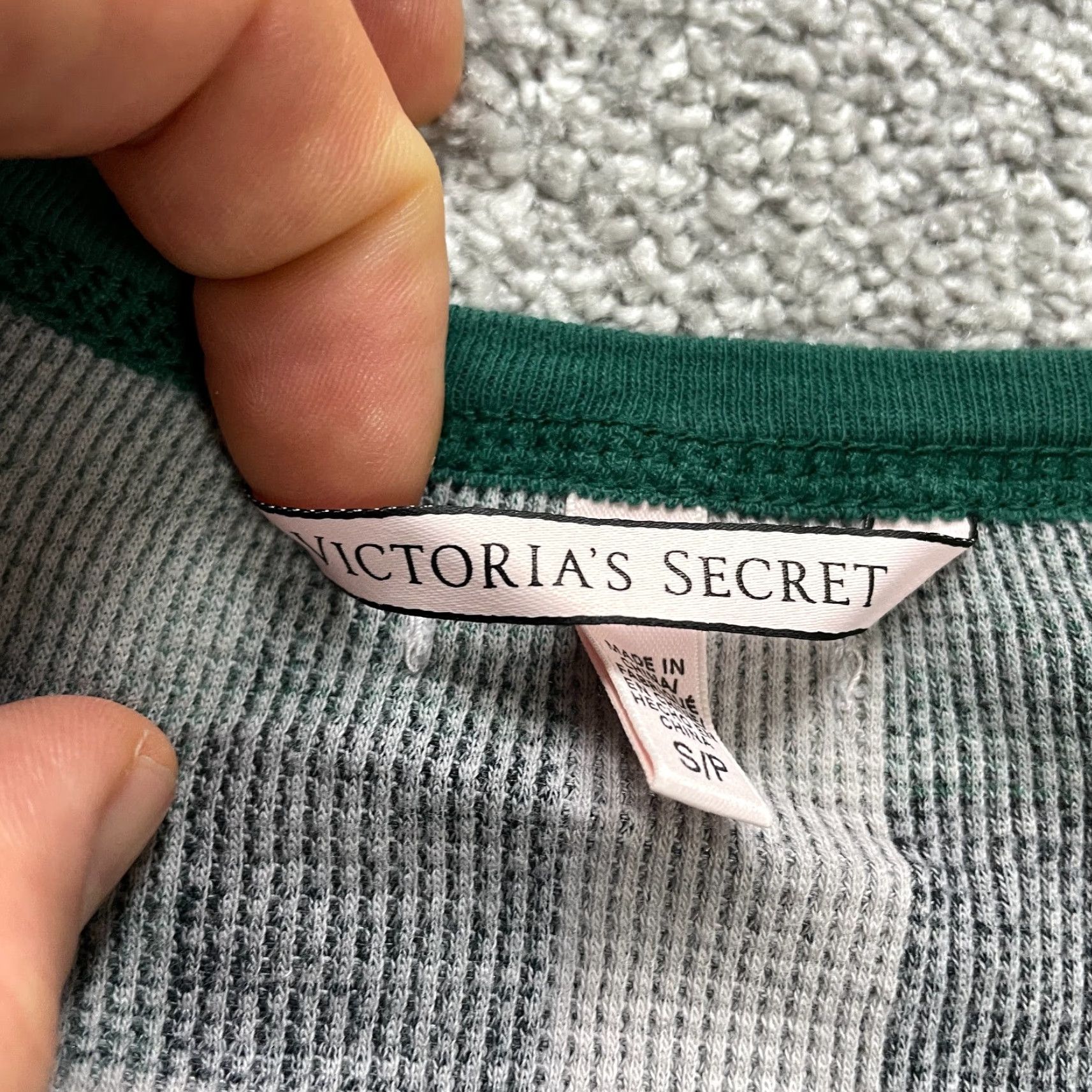 Victoria's Secret VINTAGE? No. Victoria's Secret Pajama Top Shirt Women S Green Plaid Knit Long Sleeve Round Neck Sleepwear Contemporary Classic Size S / US 4 / IT 40 - 4 Thumbnail