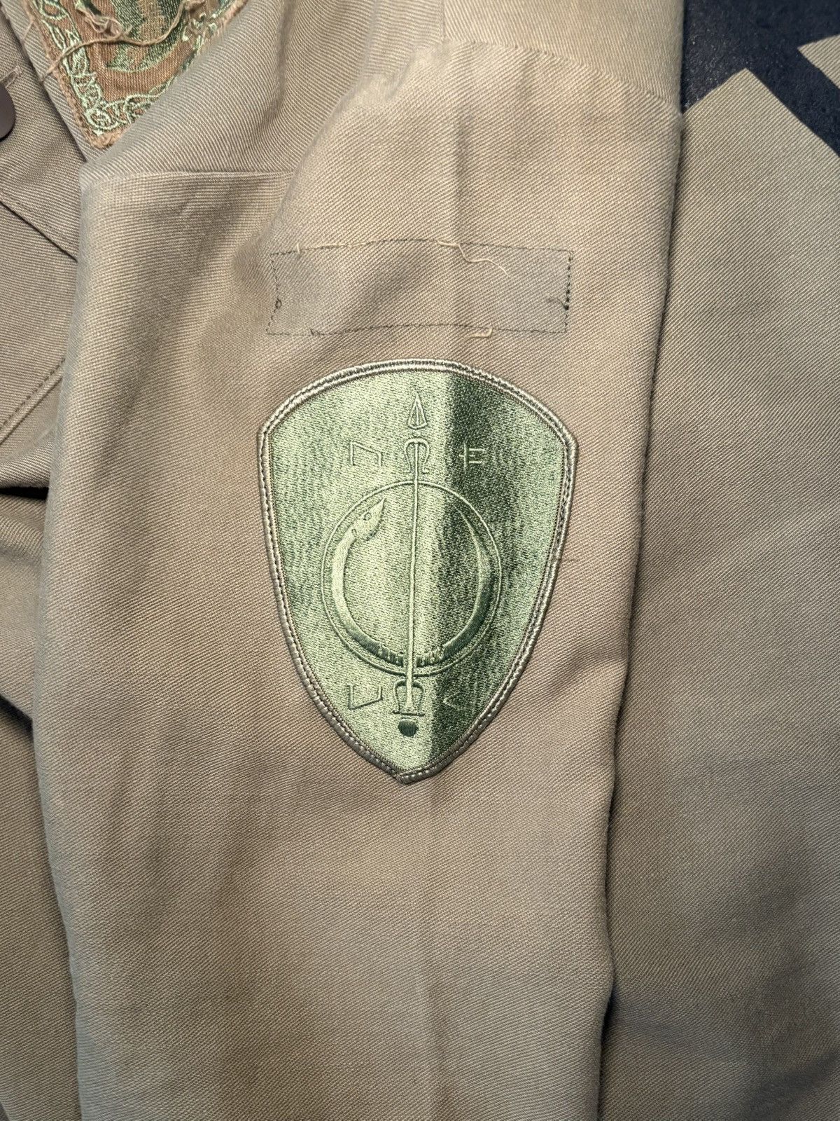 Undercover Undercover SS03 “Scab” Military Patched Button Down Size US L / EU 52-54 / 3 - 6 Thumbnail
