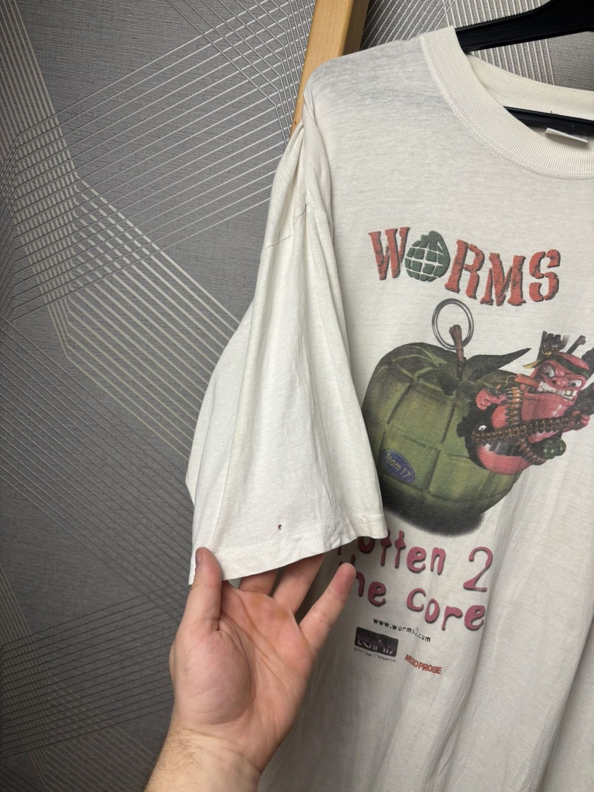 Vintage Vintage 90s Worms 2 Rotten 2 Microsoft game T-Shirt XL Size US XL / EU 56 / 4 - 10 Thumbnail