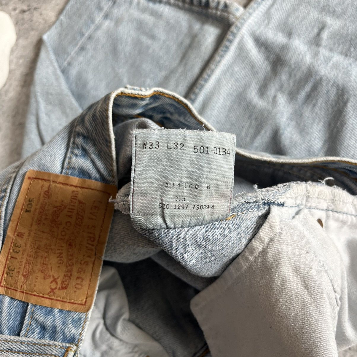 Levi's Levis 501 denim jeans 33x32 baby blue 90s made jn usa Size US 33 - 7 Thumbnail