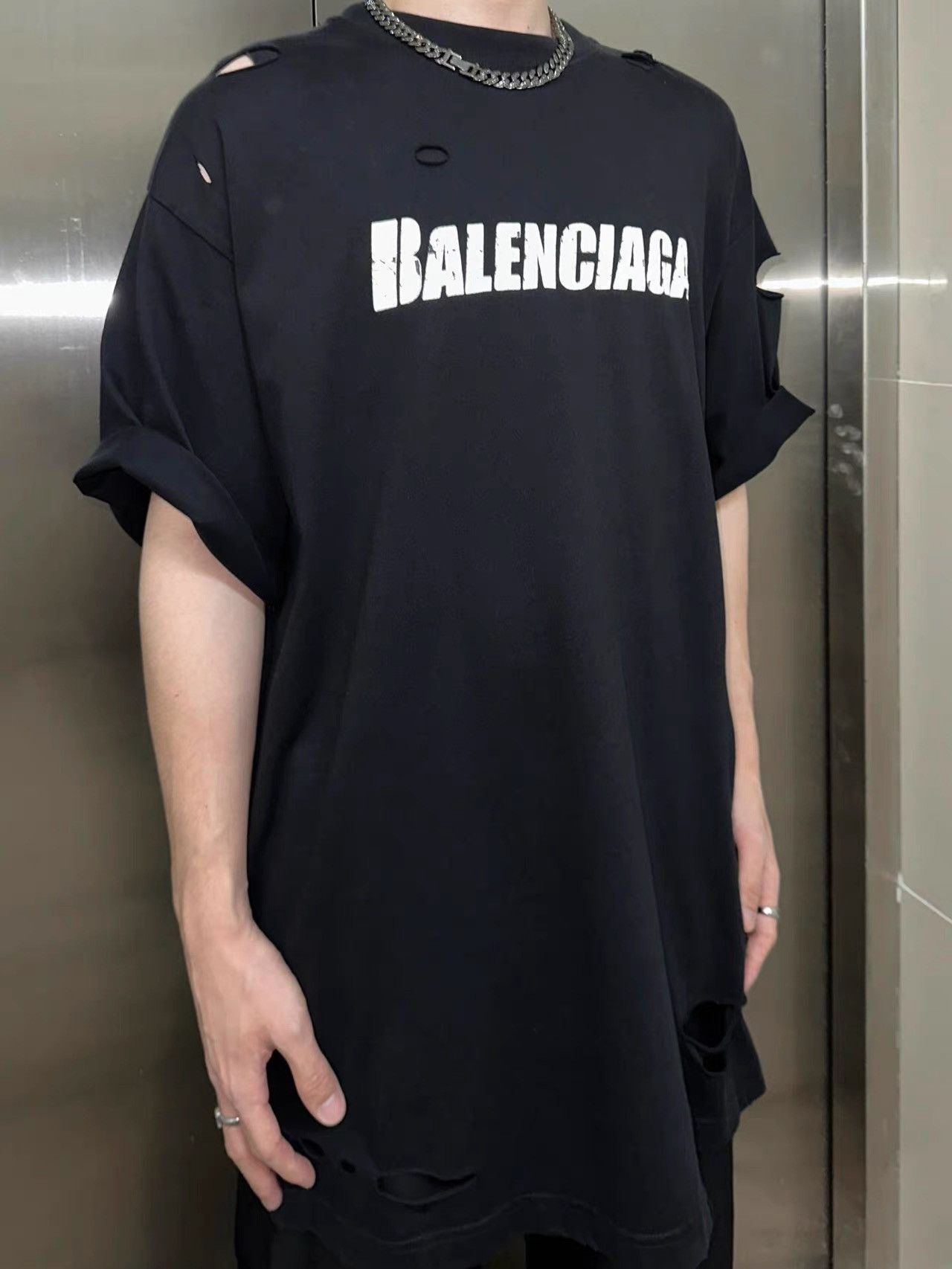 Balenciaga Balenciaga Destroyed Short Sleeve T-shirt K28 Size US XS / EU 42 / 0 - 1 Thumbnail