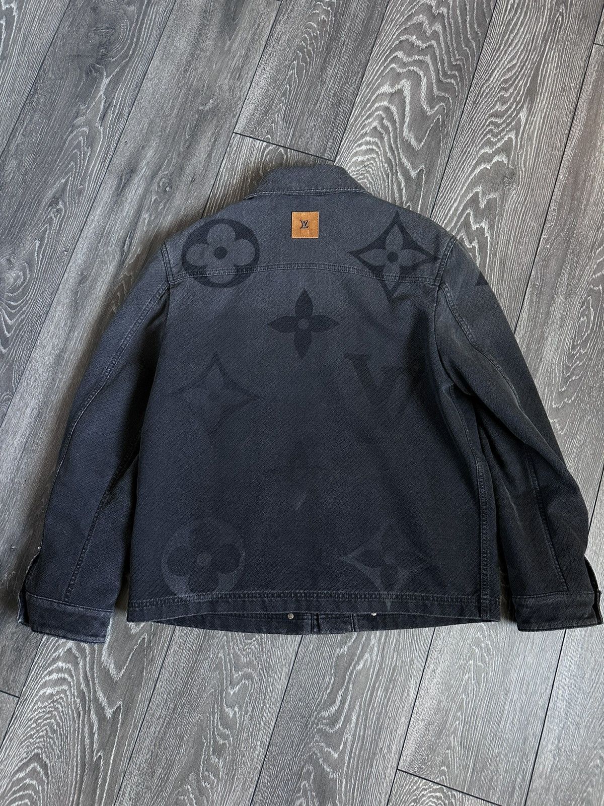Louis Vuitton louis vuitton ss25 faded black all over logo denim jacket Size US L / EU 52-54 / 3 - 3 Thumbnail