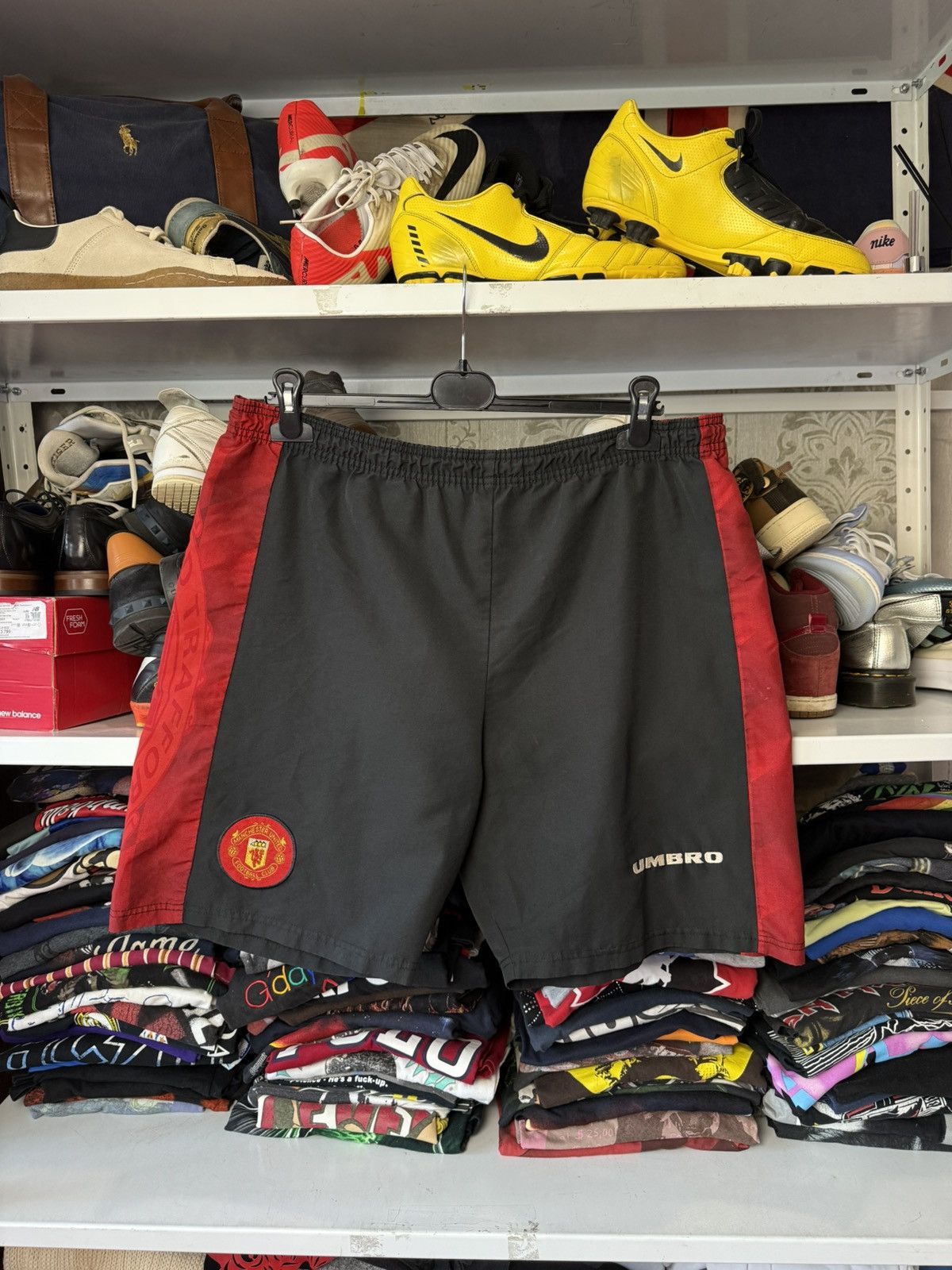 Umbro MANCHESTER UNITED 1996 FOOTBALL SOCCER SHORTS HOME UMBRO Size US 34 / EU 50 - 16 Thumbnail