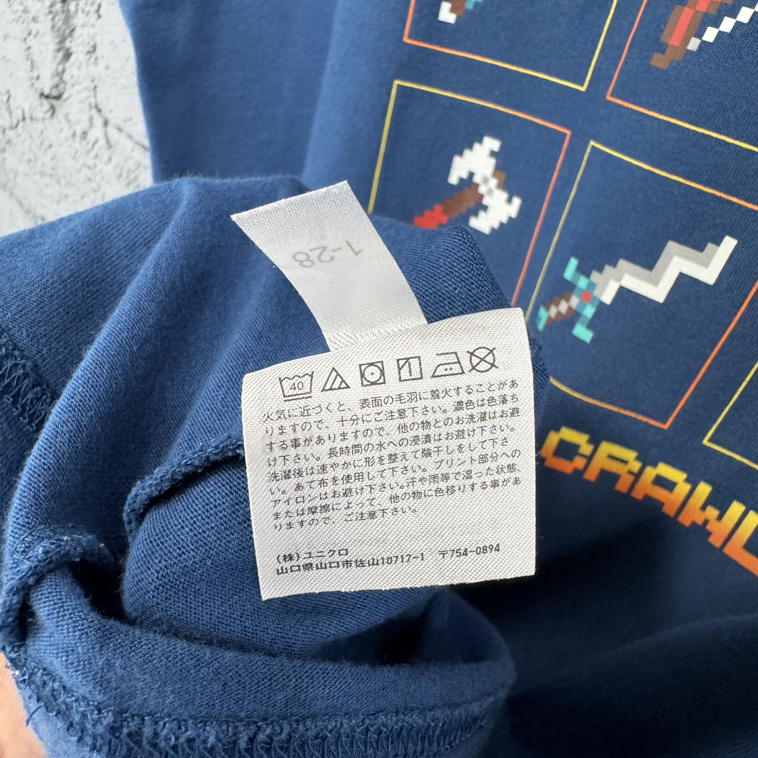 Uniqlo Uniqlo Minecraft "Dungeon Crawler" Graphic Sunfaded Tshirt Size US S / EU 44-46 / 1 - 8 Thumbnail