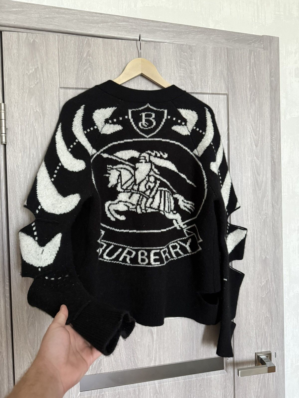 Burberry Burberry Merino Wool Cashmere Logo Intarsia Cut Out Sweater Size S / US 4 / IT 40 - 9 Thumbnail