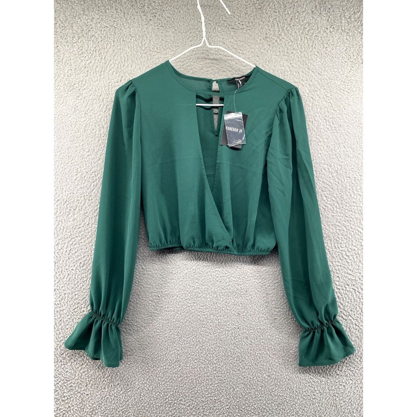 Forever 21 Forever 21 Women's Hunter Green Woven Crop Top Size S Blouse Elastic Cropped Shirt Womens Green 90s? Size S / US 4 / IT 40 - 2 Thumbnail