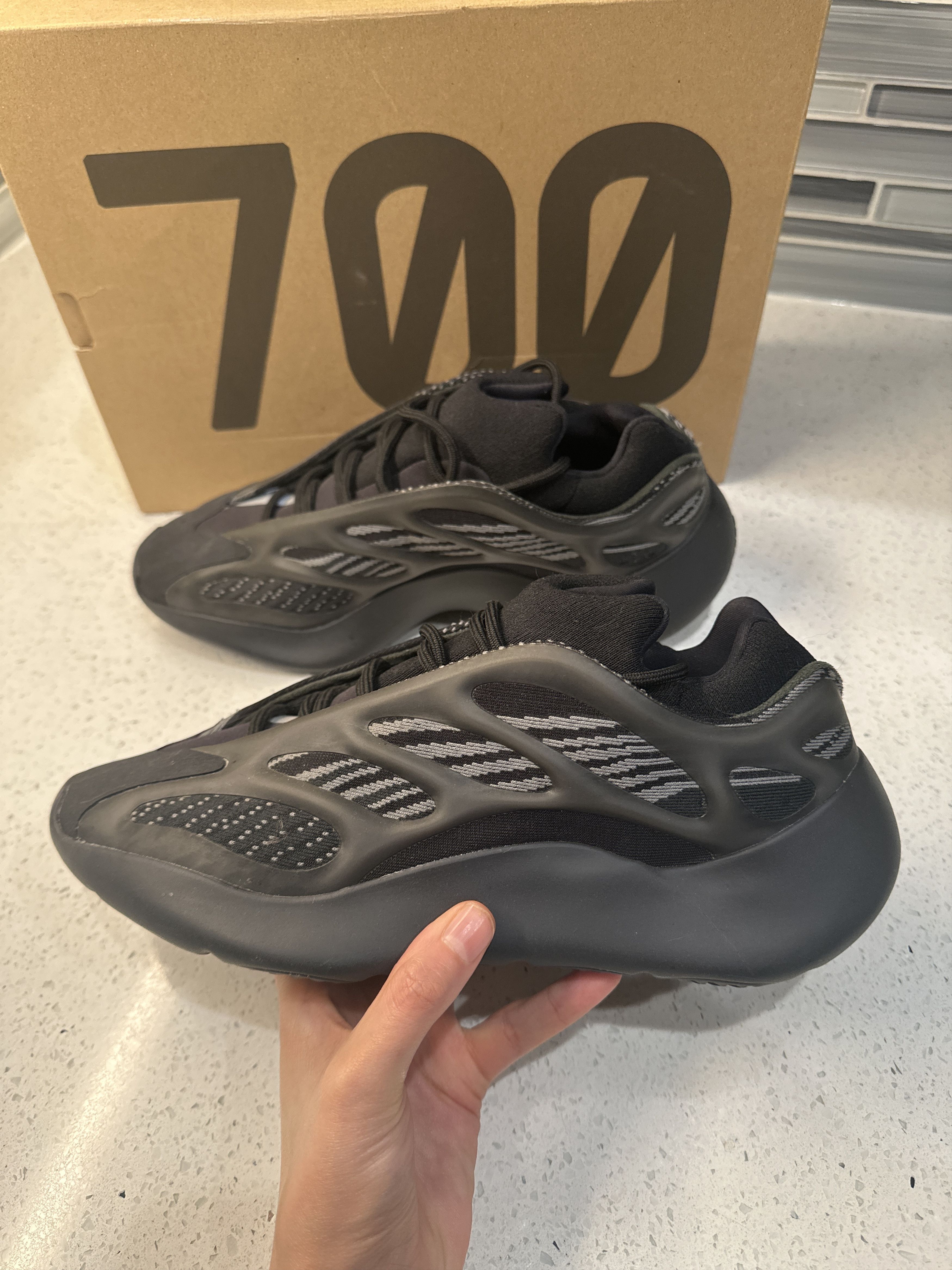 adidas Yeezy 700 V3 Alvah (Dark glow)