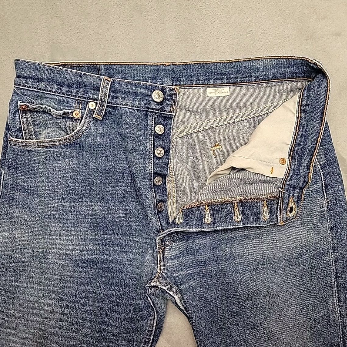 Denime VINTAGE Levis Jeans Mens 36x38 501 Blue Denim Button Fly Batwing 90s Y2K Jeans Mens Blue 501 Batwing 90s Y2K Size US 36 / EU 52 - 4 Thumbnail