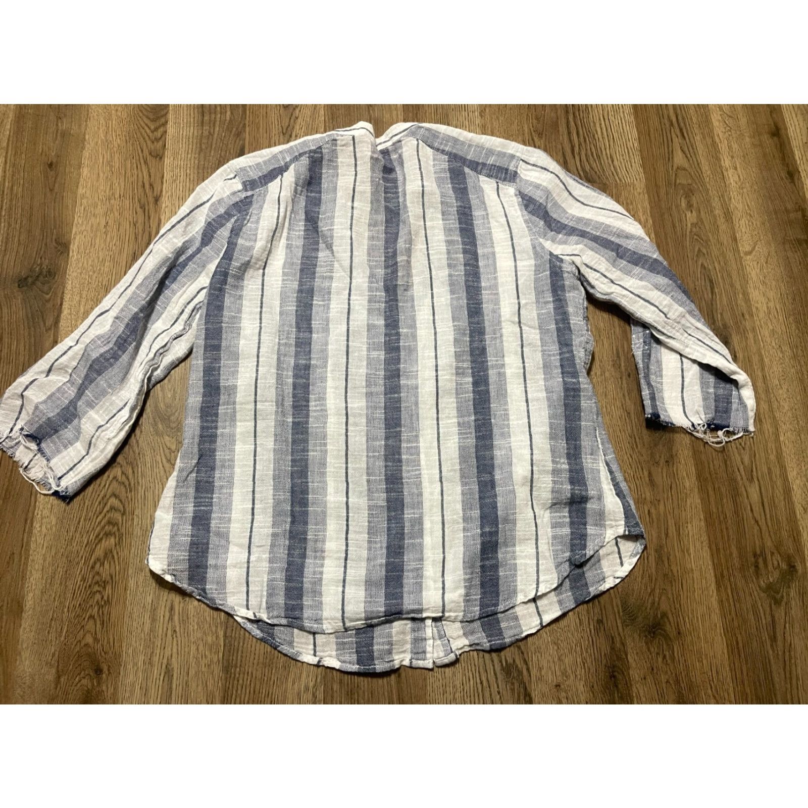 Guess GUESS Shirt Women's Large Blue White Striped Button Up V-neck 3/4 Sleeve Size L / US 10 / IT 46 - 2 Thumbnail