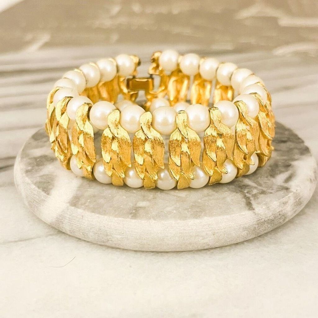 Vintage Vintage Pearl Bracelet Simulated Beads Gold Toned Size ONE SIZE - 1 Thumbnail