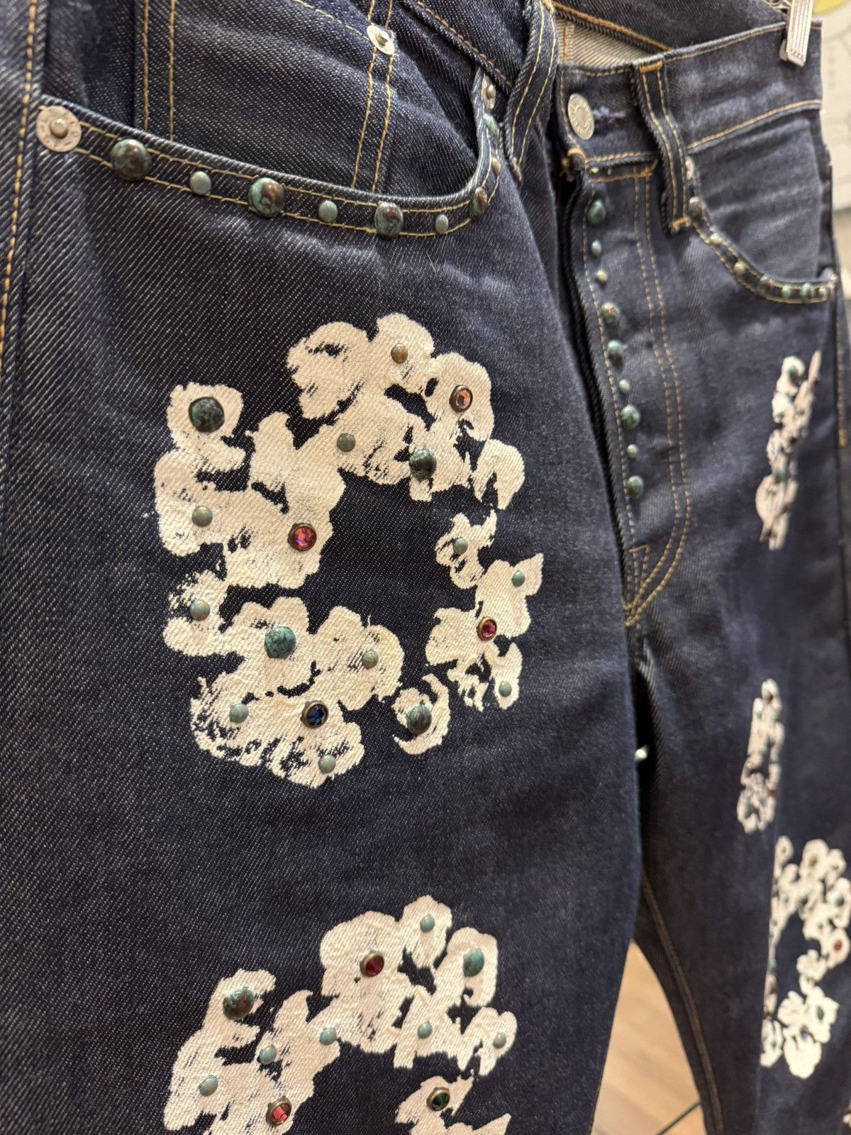 DENIM TEARS × Levi's Denim Tears x Levi’s 501 Rhinestone Cotton Wreath Jeans Size US 28 / EU 44 - 2 Thumbnail
