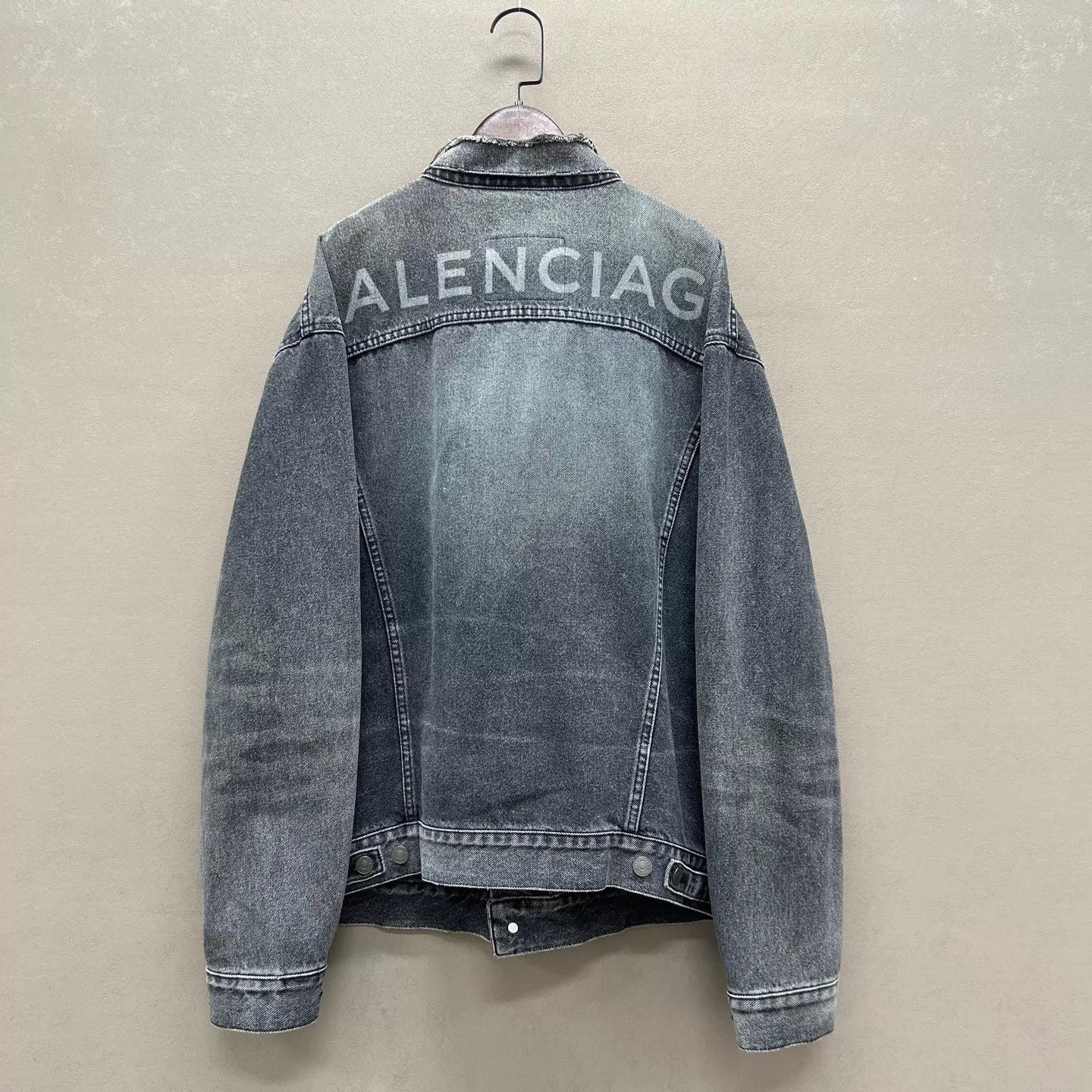 Balenciaga Balenciaga 99 new embossed back logo denim jacket women's 34 Size XXS / US 00 / IT 34 - 2 Thumbnail
