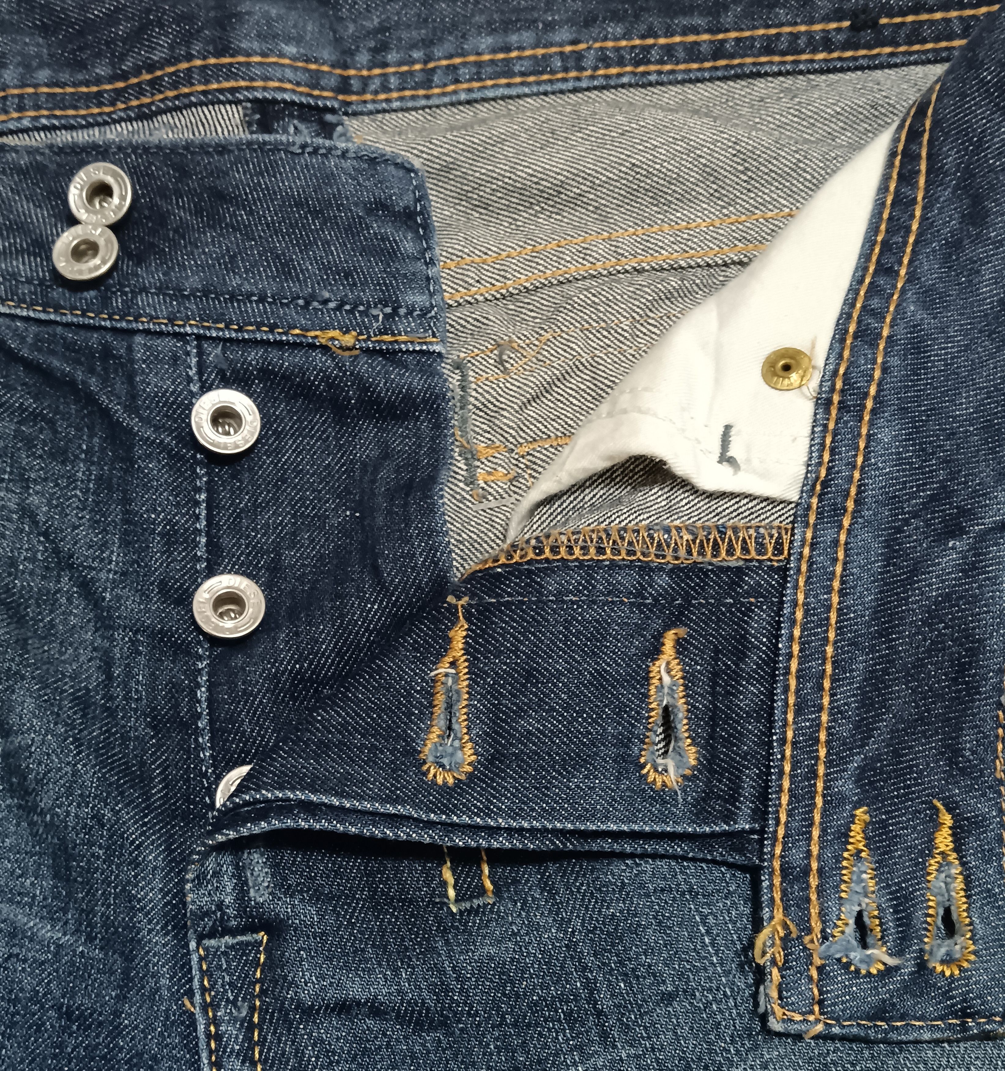Diesel DIESEL BUTTON-FLY SEASONED DISTRESSED DESIGN JEANS Size US 31 - 7 Thumbnail