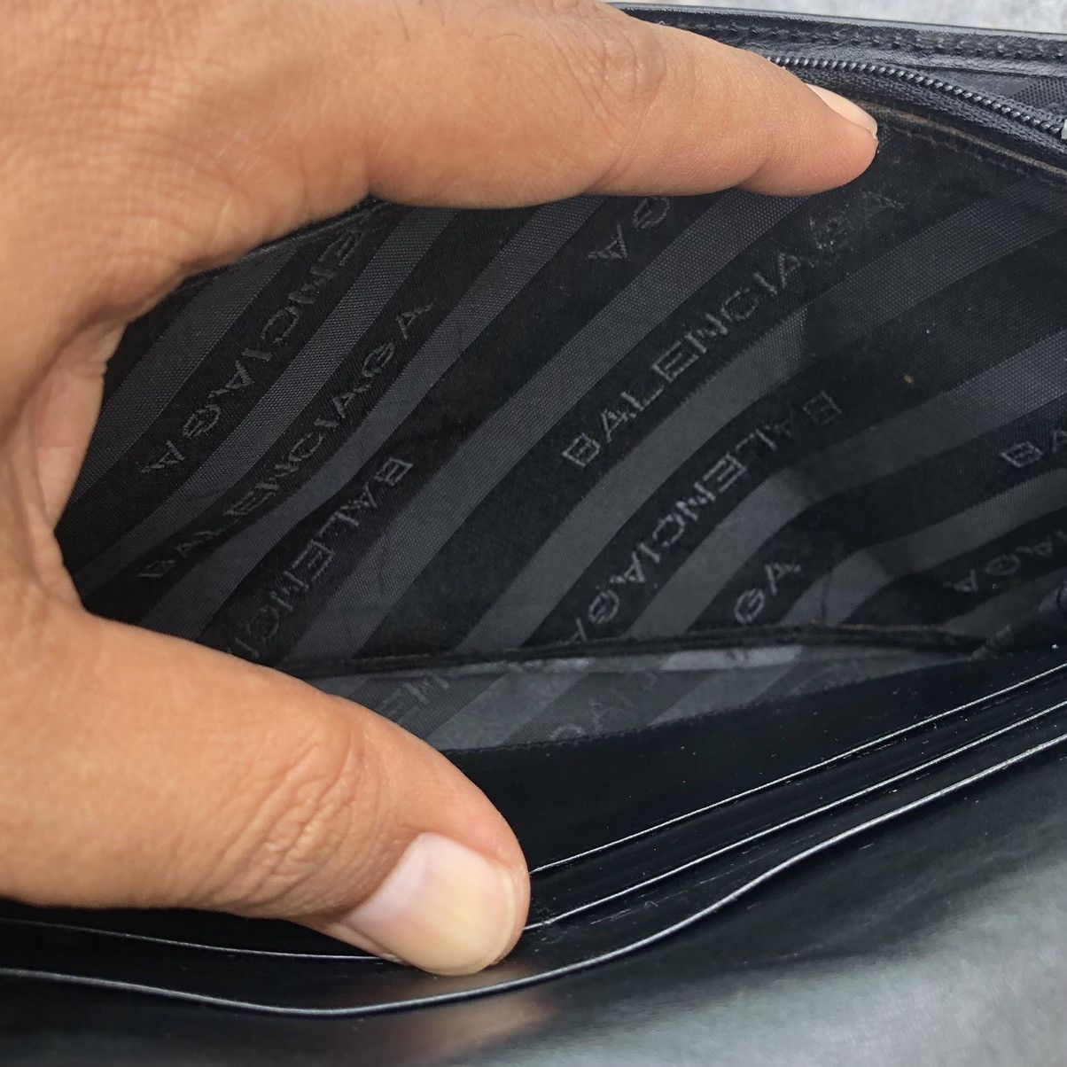 Balenciaga Authentic Balenciaga Paris Leather Wallet Black Size ONE SIZE - 14 Thumbnail
