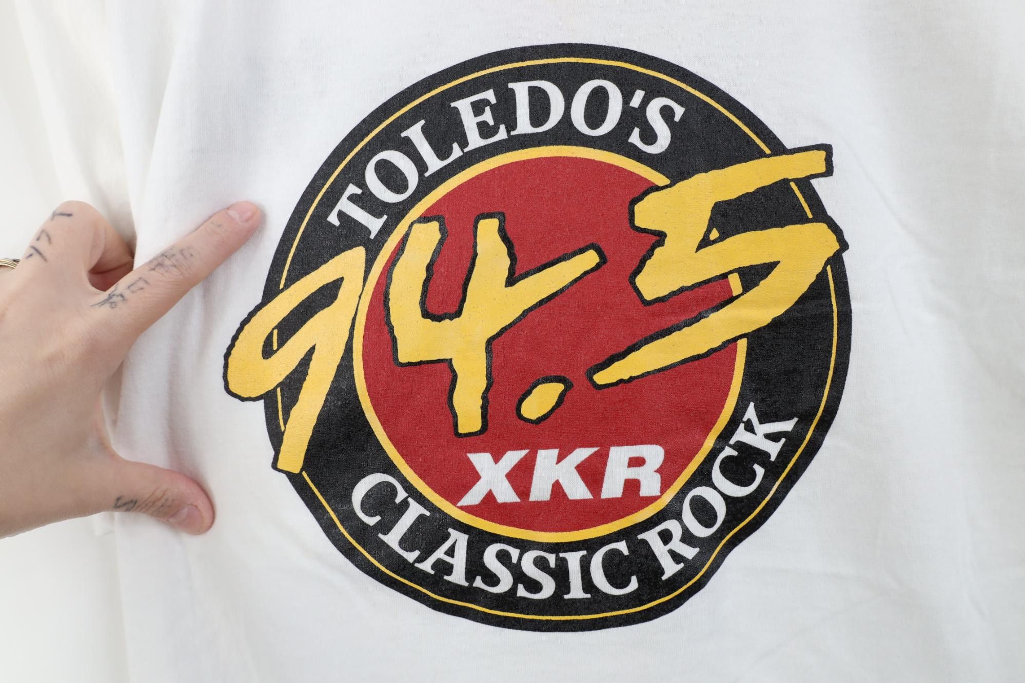 Vintage Vintage 90s Y2K 94.5 XKR Toledo's Classic Rock Radio T-Shirt Size US L / EU 52-54 / 3 - 4 Thumbnail