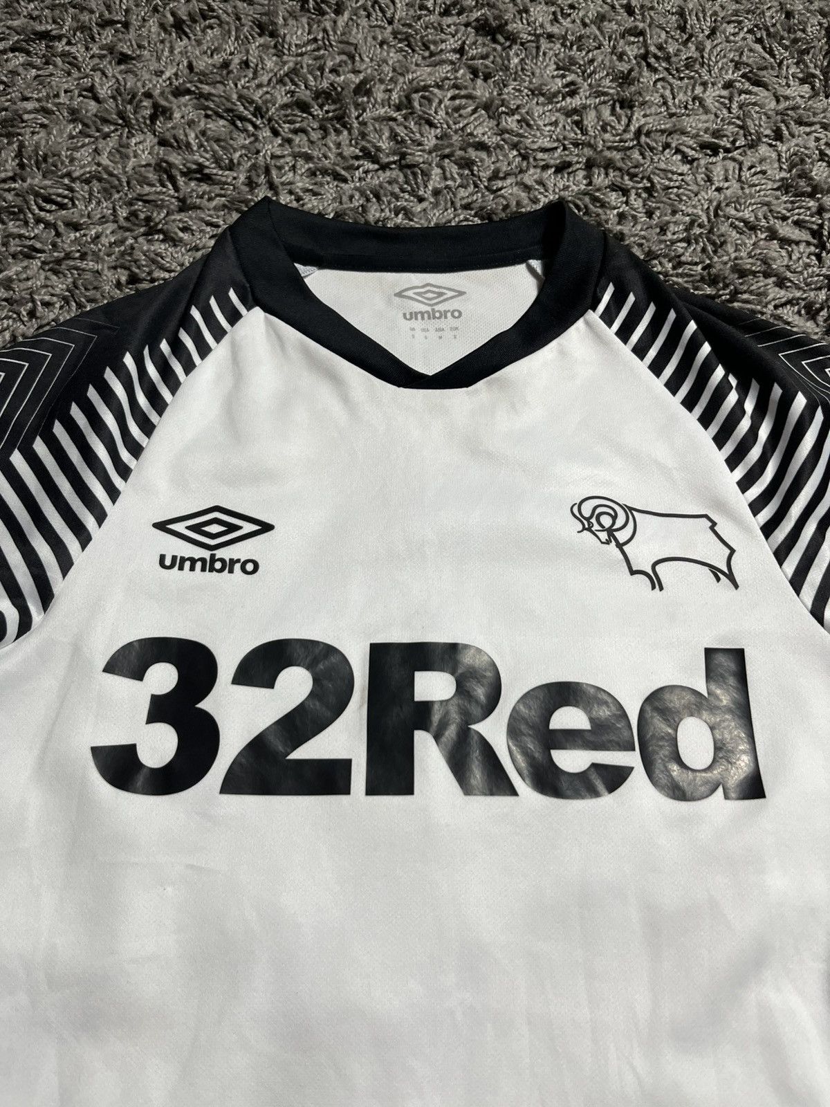 Umbro DERBY COUNTY UMBRO 2019/20 SOCCER TRIKOT FOOTBALL JERSEY Size US S / EU 44-46 / 1 - 2 Thumbnail