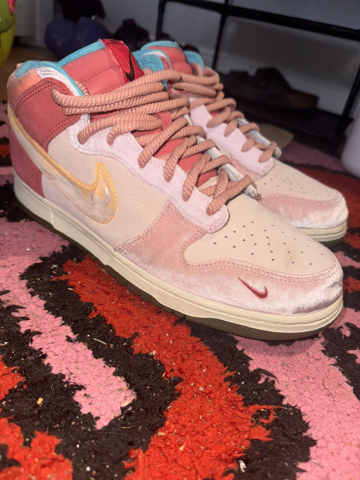 Social status dunk mid strawberry milk