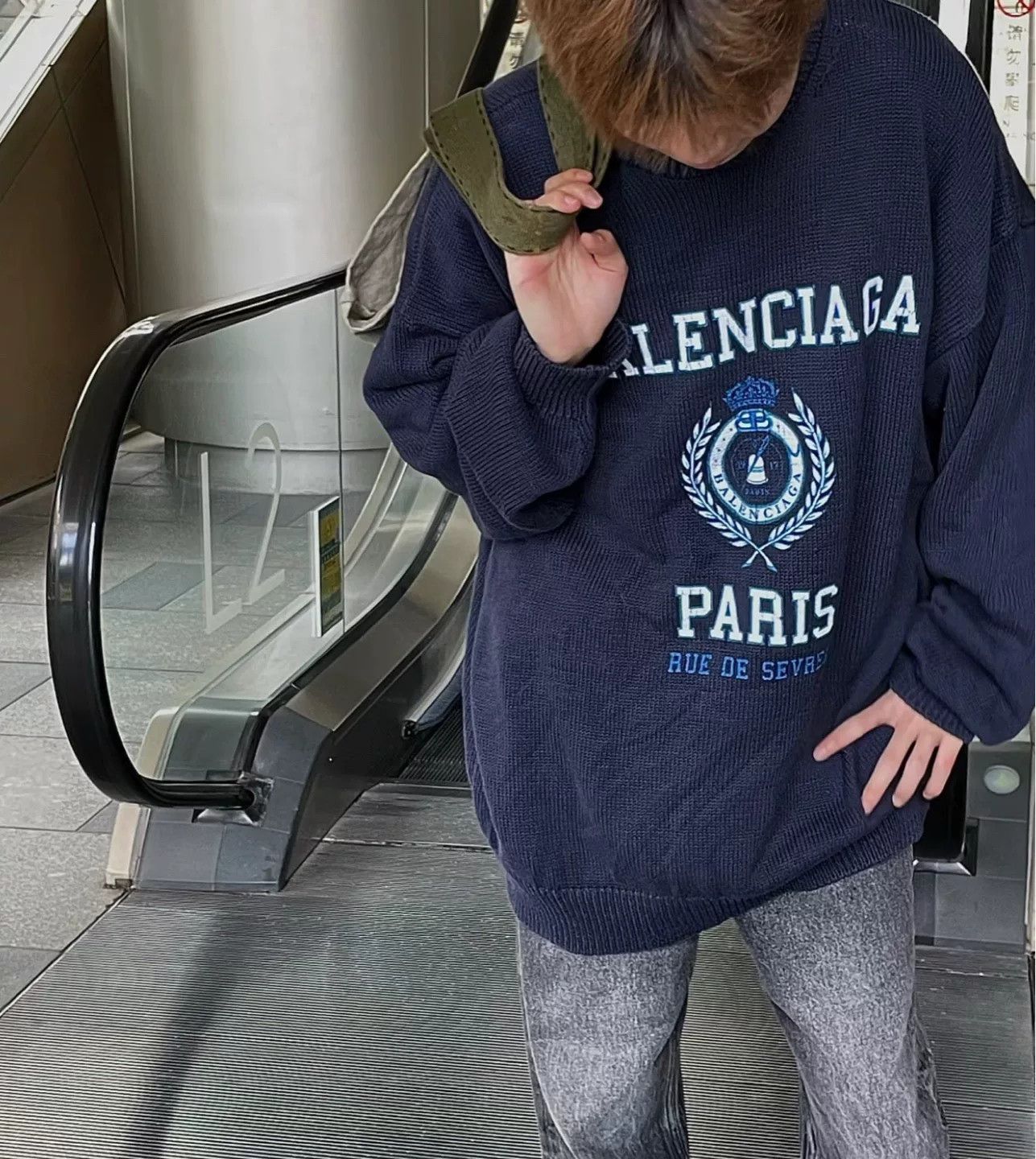 Balenciaga balenciaga paris logo crewneck sweater navy Size US M / EU 48-50 / 2 - 6 Thumbnail