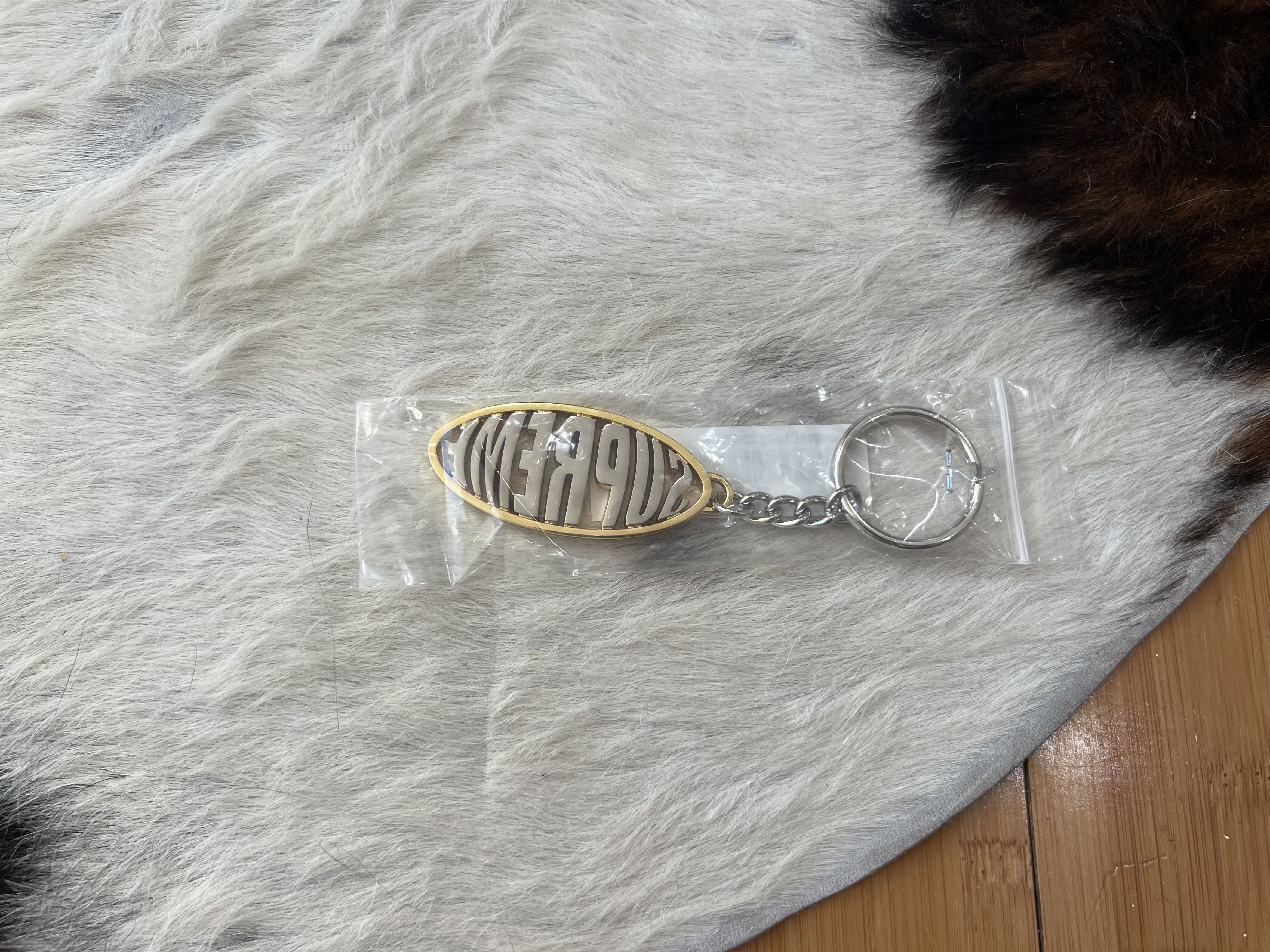 Supreme Supreme Oval Logo Keychain Gold/Silver Size ONE SIZE - 2 Thumbnail