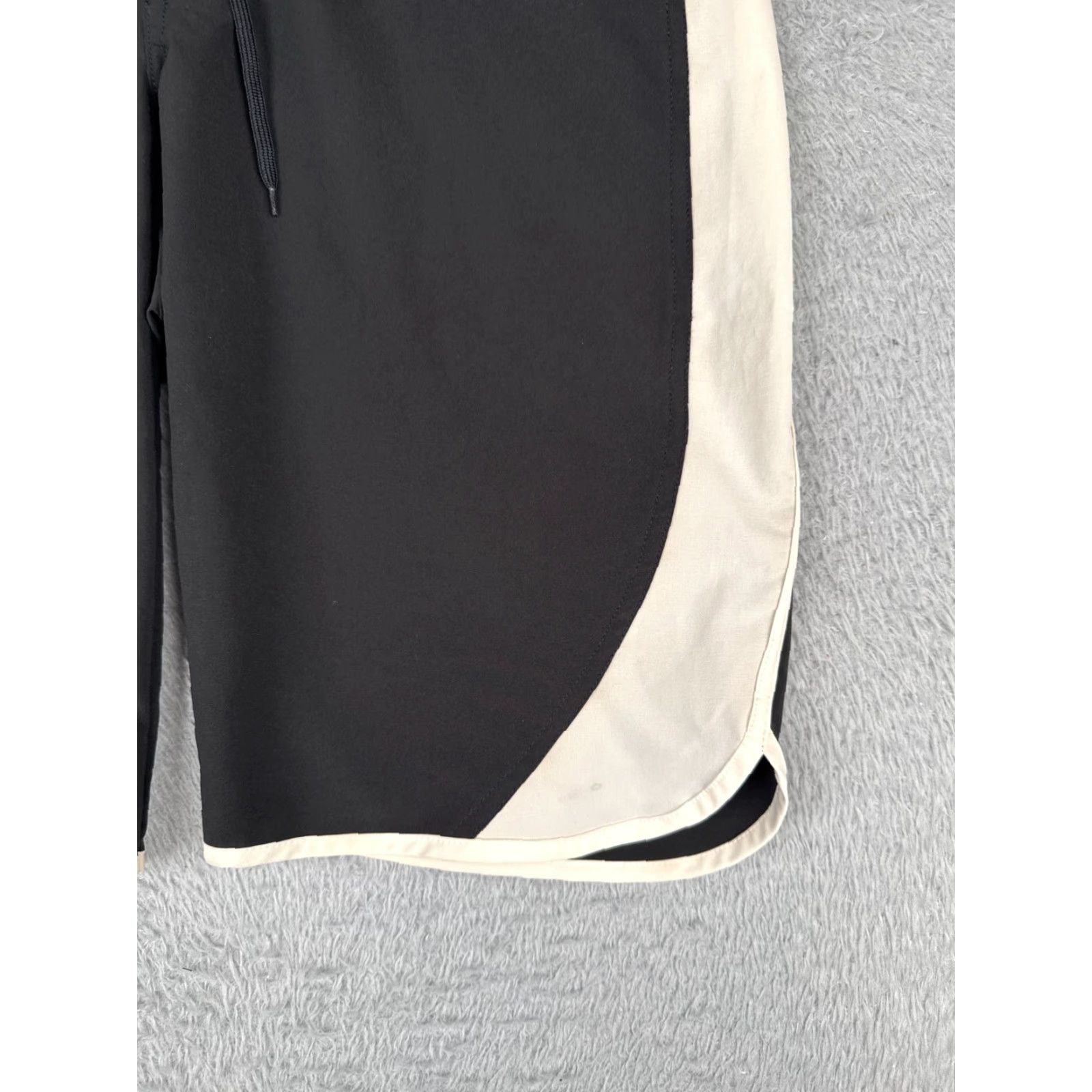 The North Face The North Face Shorts Womens 8 Black White Apex Series Board Short Style 12" Size 30" / US 8 / IT 44 - 2 Thumbnail