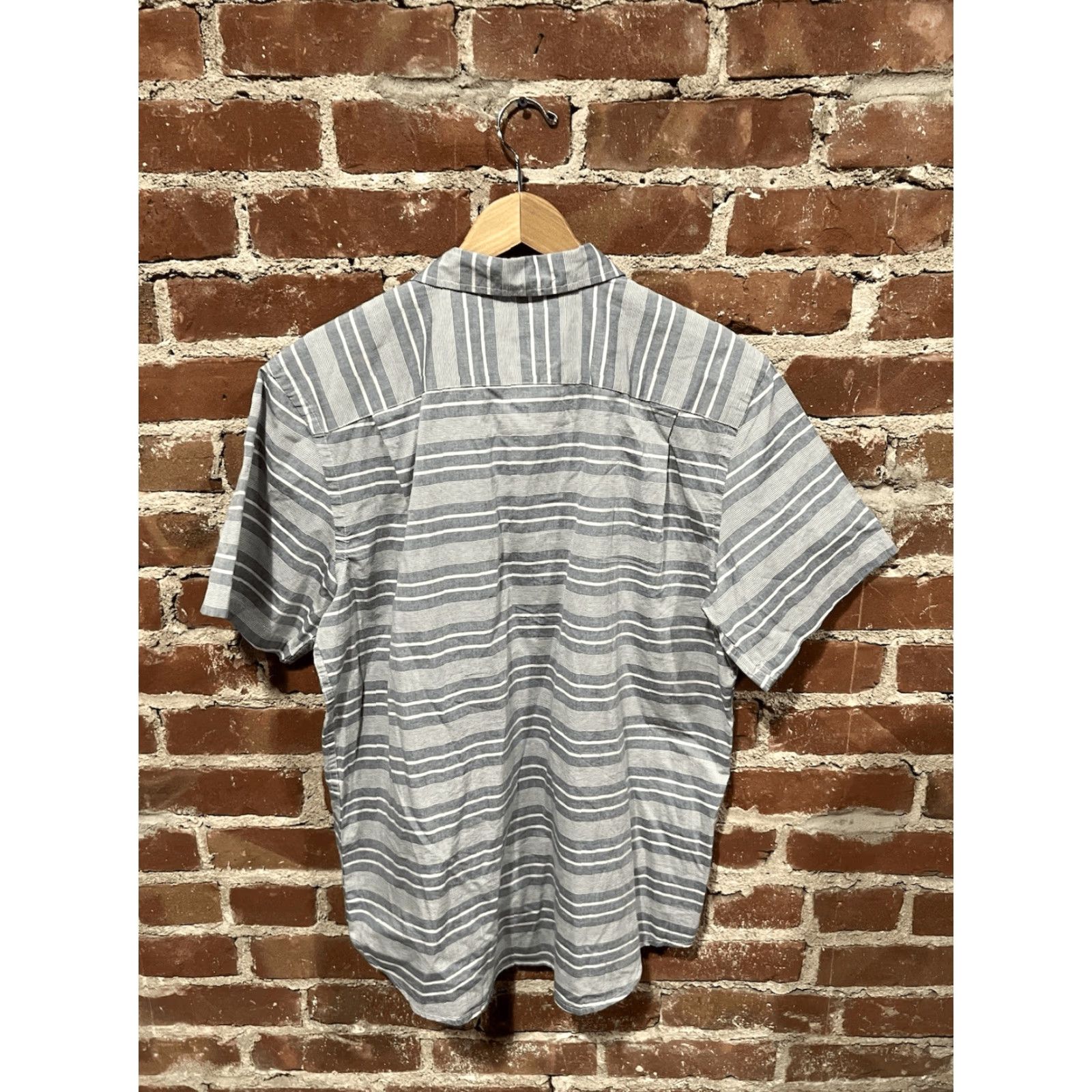 Old Navy Old Navy Mens Gray Short Sleeve Striped Button-Up Shirt NWT Size L Size US L / EU 52-54 / 3 - 2 Thumbnail
