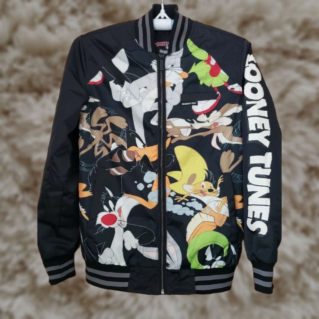 VINTAGE Members Only Looney Tunes Jacket XS BLK Bomber Zip-Up Cartoon Bugs Bunny Pals Men’s Jacket Mens Graphic adalah?