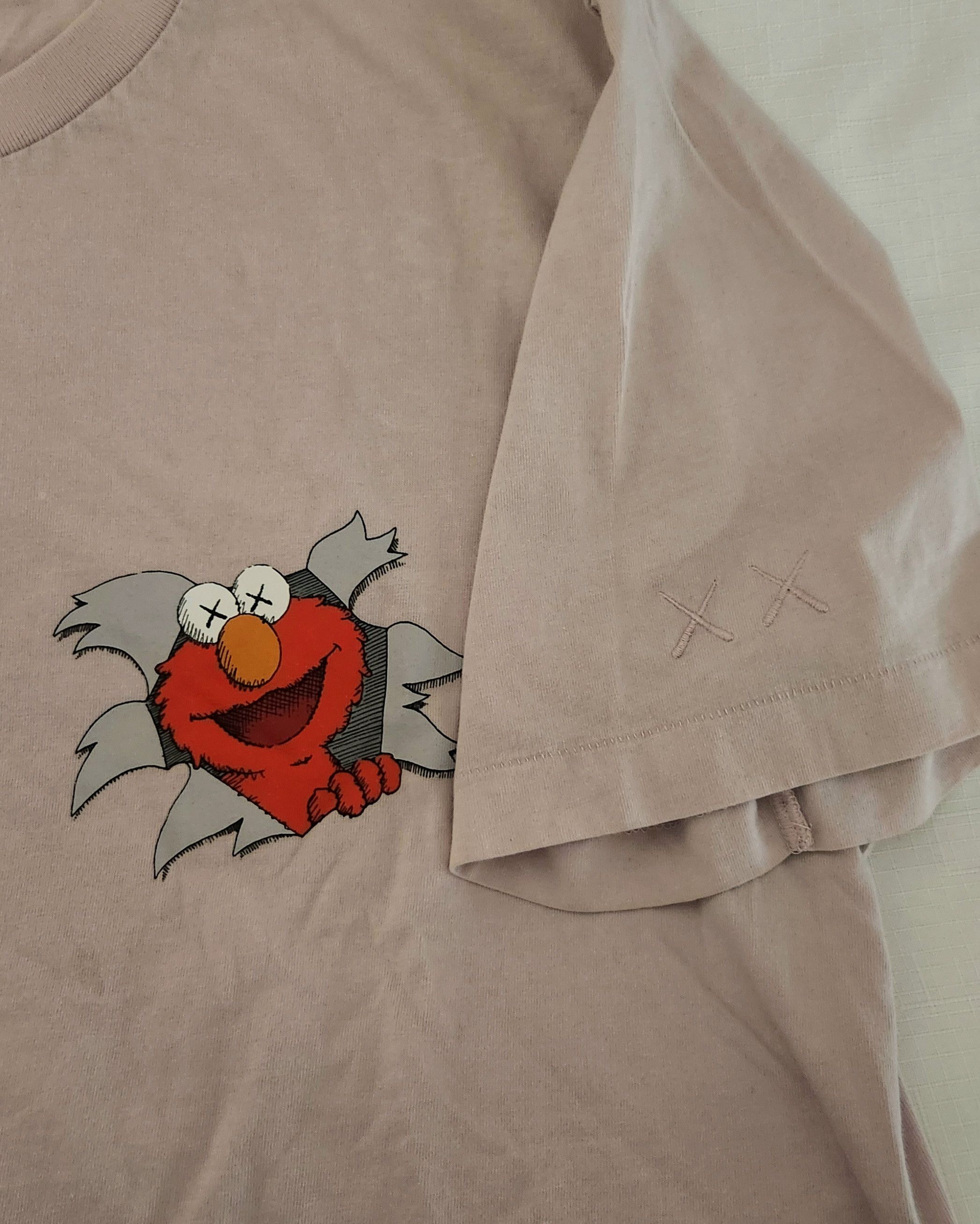 Kaws × Uniqlo KAWS x Uniqlo x Sesame Street Pink Short Sleeve Crew Elmo L Size US L / EU 52-54 / 3 - 5 Thumbnail