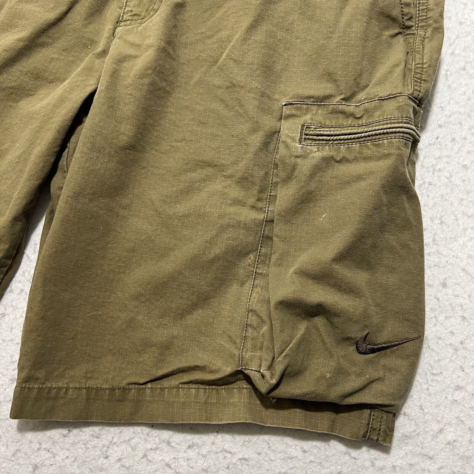 Nike Nike Men's 38 Cargo Pocket 10" Inseam Shorts Olive Green Size US 38 / EU 54 - 2 Thumbnail